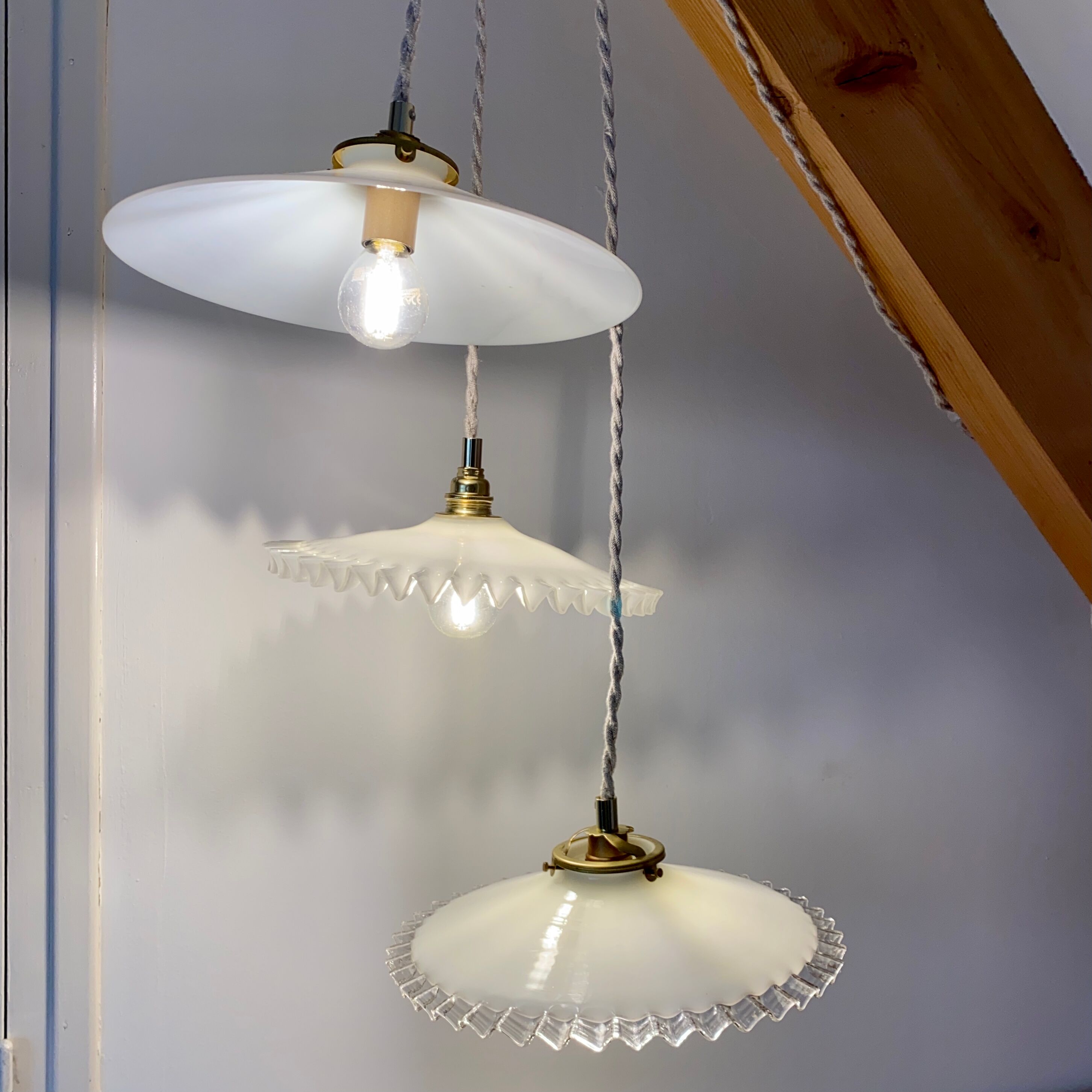 Suspension cascade three lights vintage lampshade in white opaline
