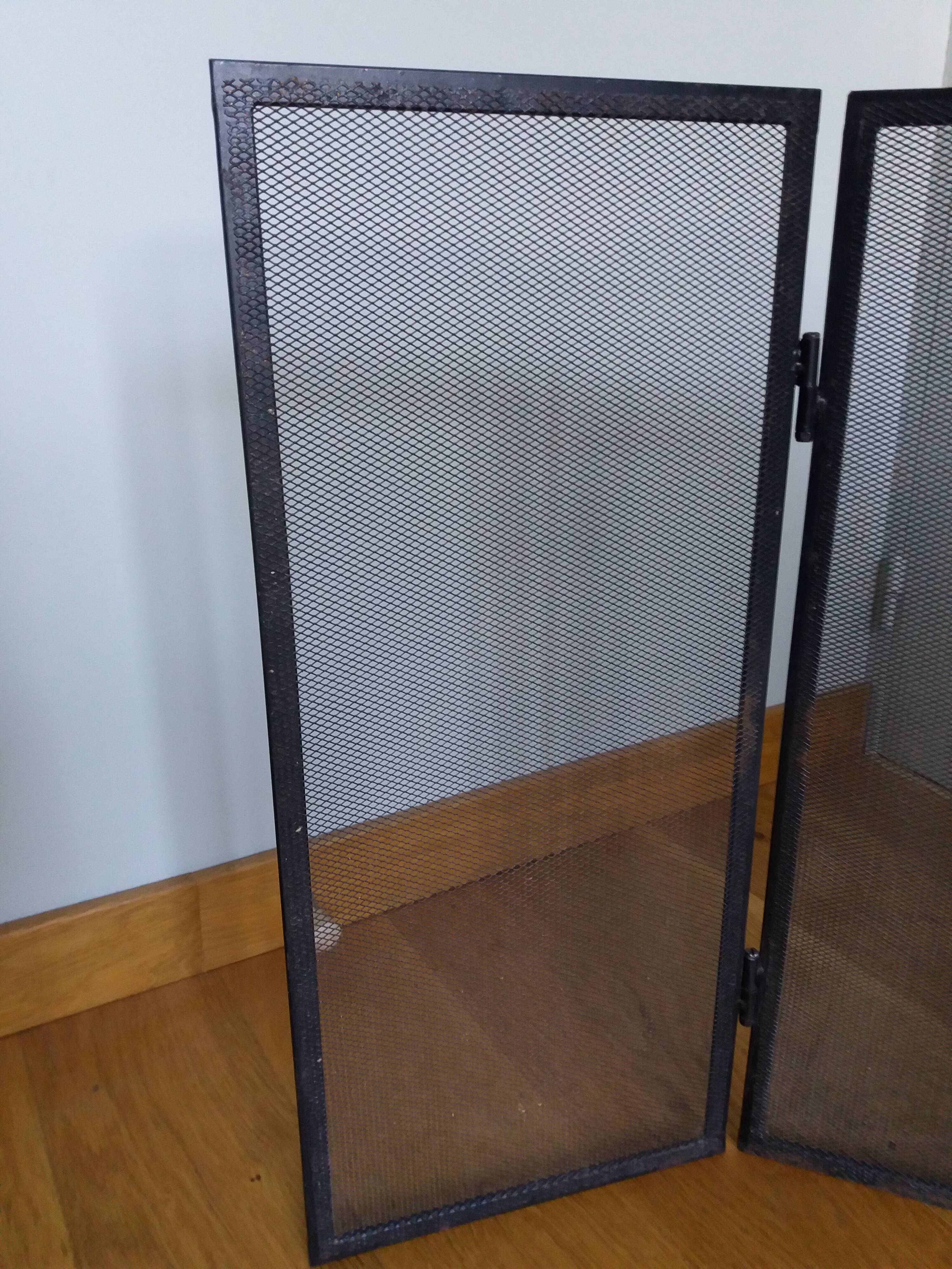 Fire screen chimney grille
