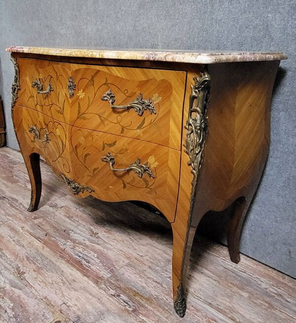 Commode sauteuse galbée , estampillée , style Louis XV en marquéterie