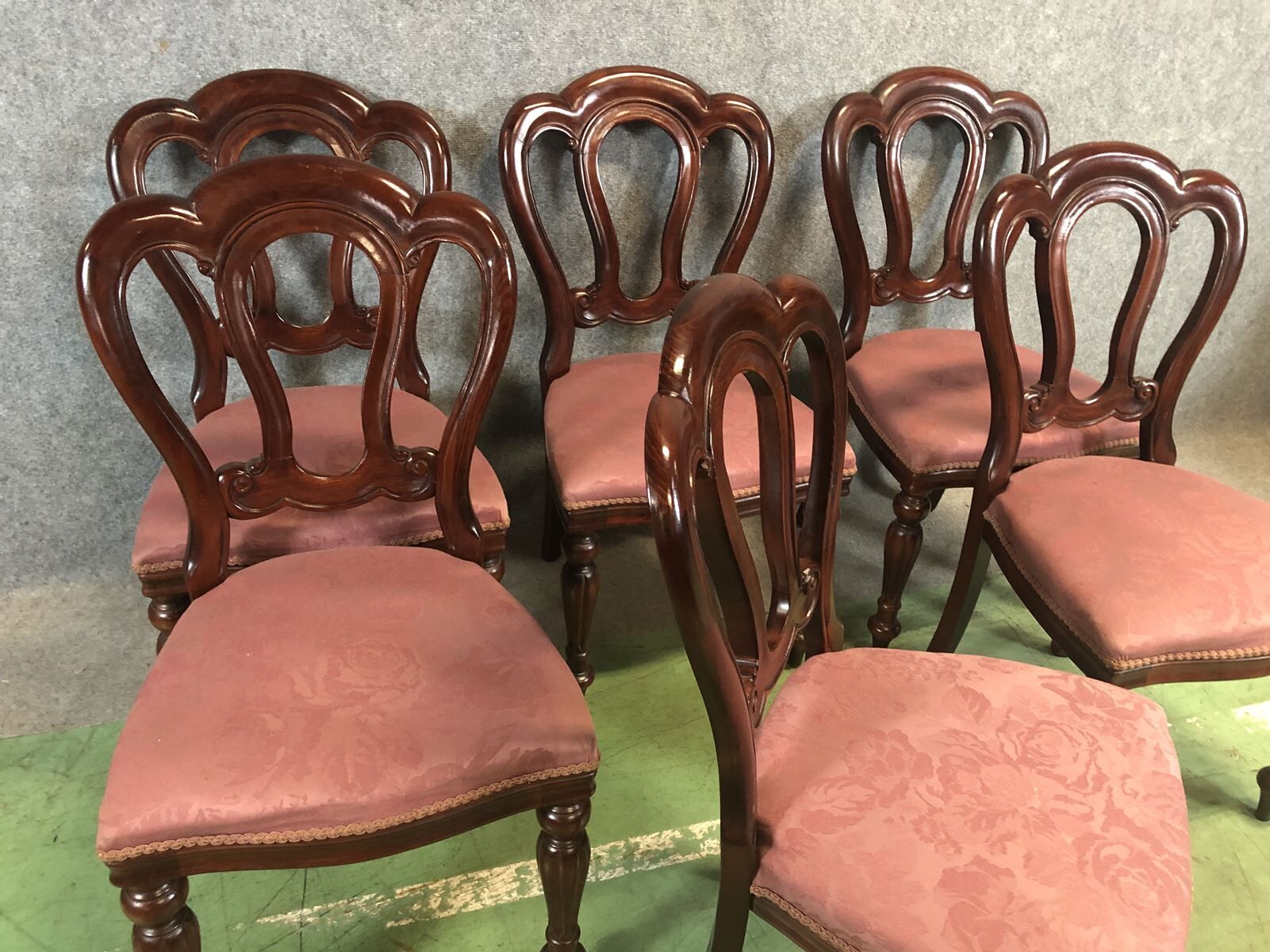 Suite de 6 chaises de style Victorien en acajou