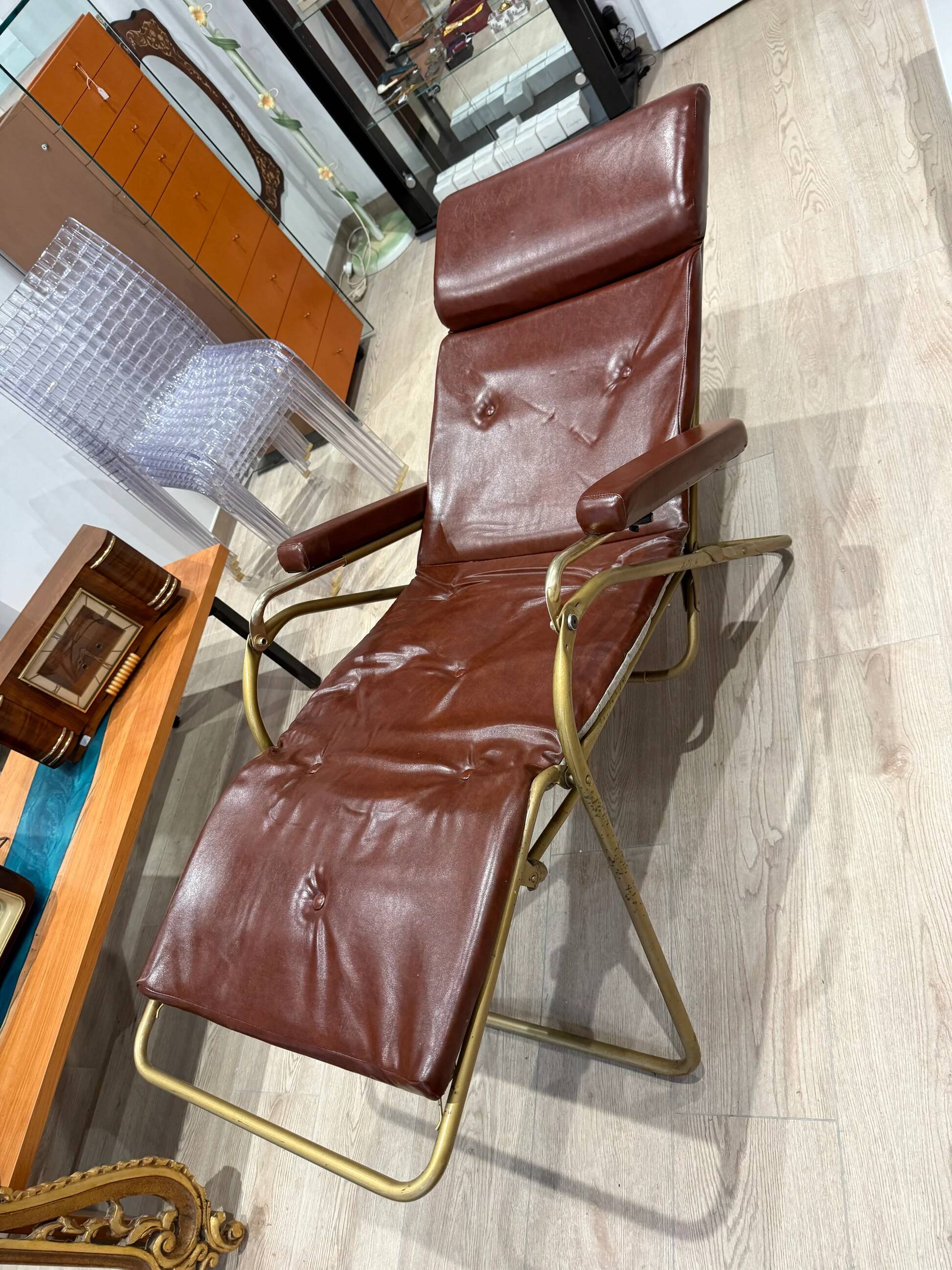Reclining armchair in brown leather with tubular frame – Italy – 1960s/1970s
