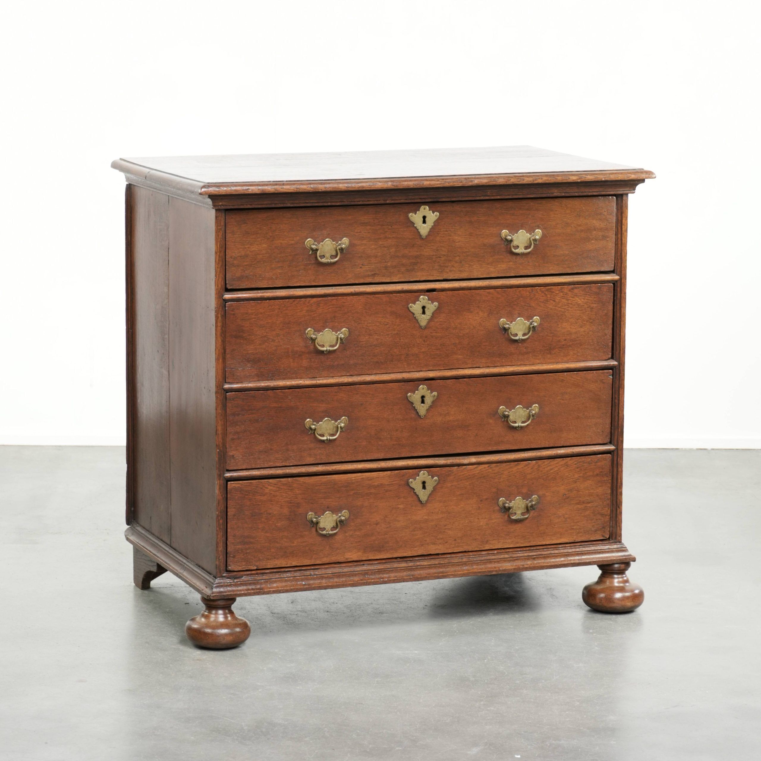 Commode en chêne anglais du 17ème siècle avec des pieds en boule.