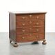 Commode en chêne anglais du 17ème siècle avec des pieds en boule.