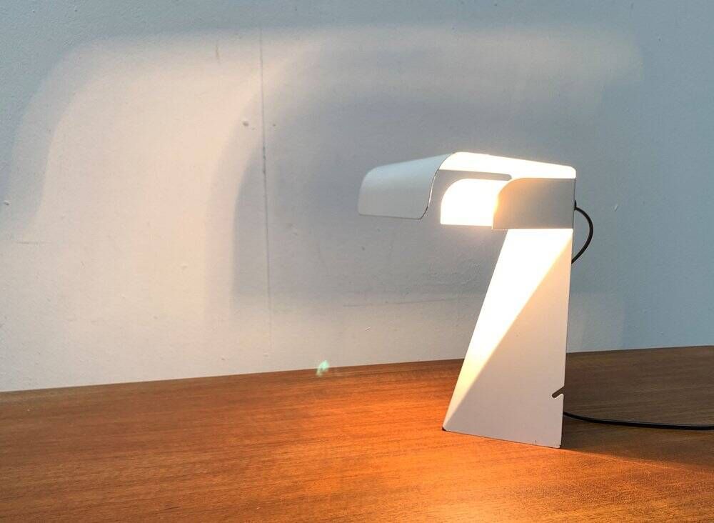 Lampe de table tole minimaliste italienne de l'âge spatial du milieu du siècle par G. Grego, années 1960.