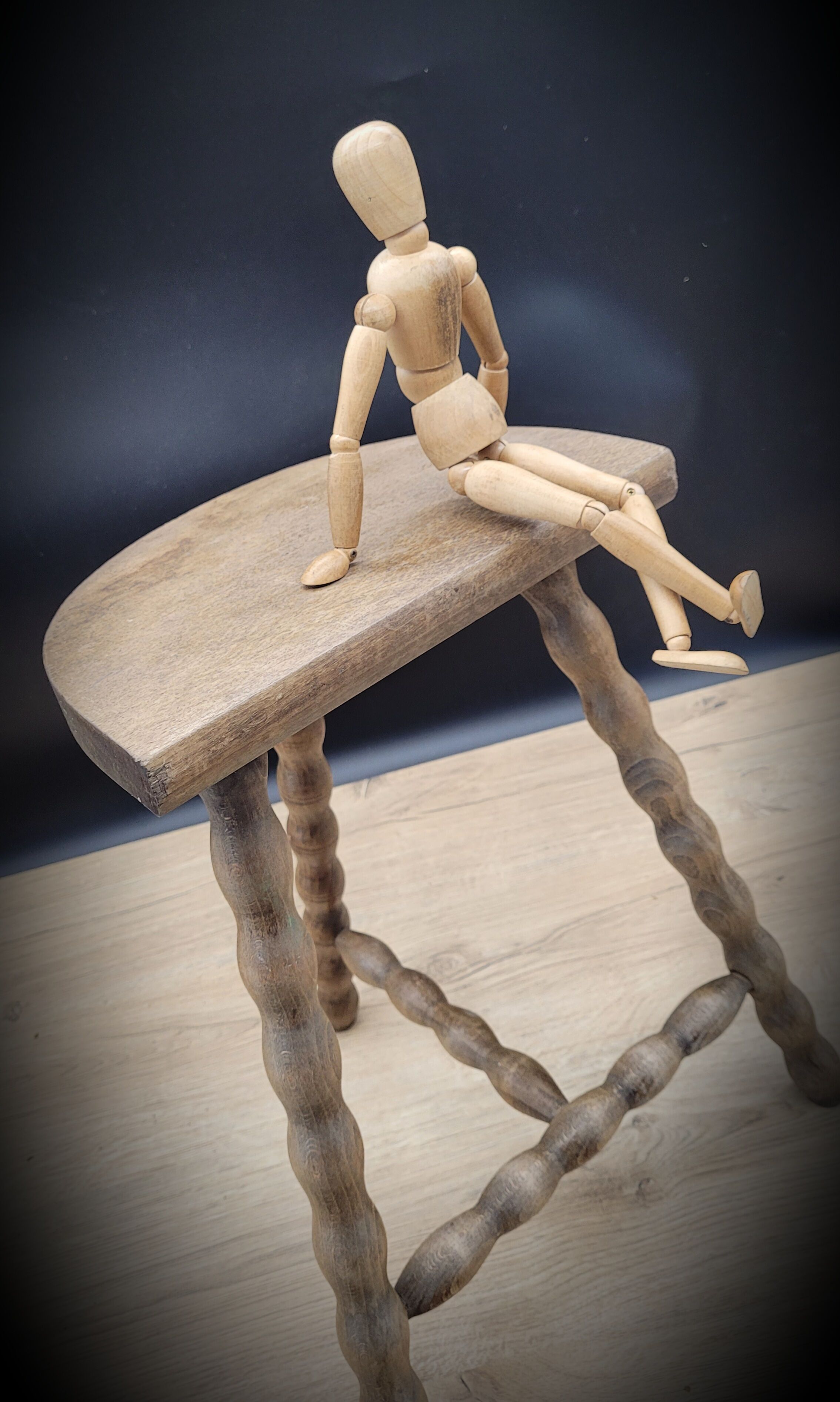 Tripod stool legs half-round balls