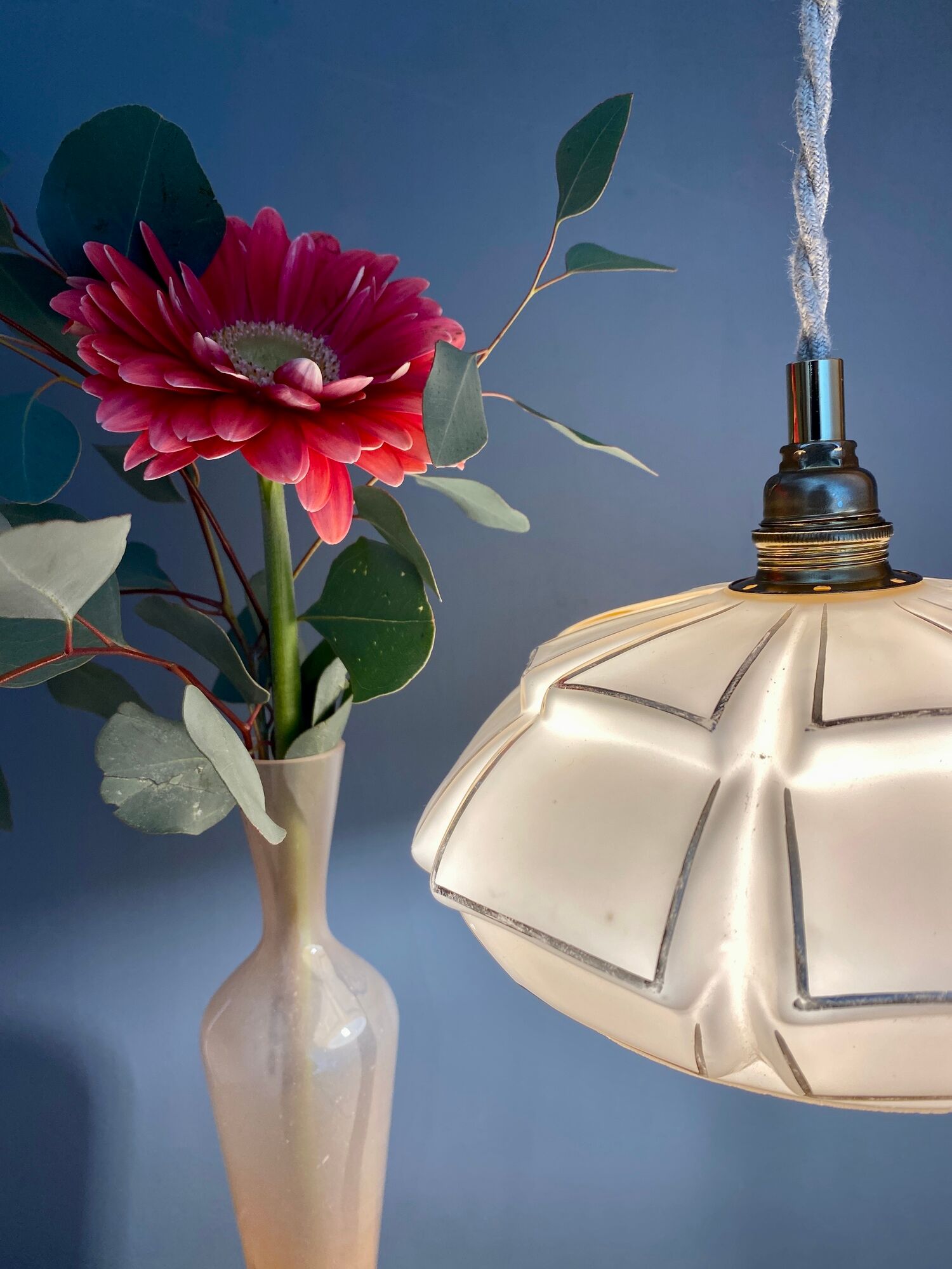 Suspension abat-jour vintage art déco en opaline rose