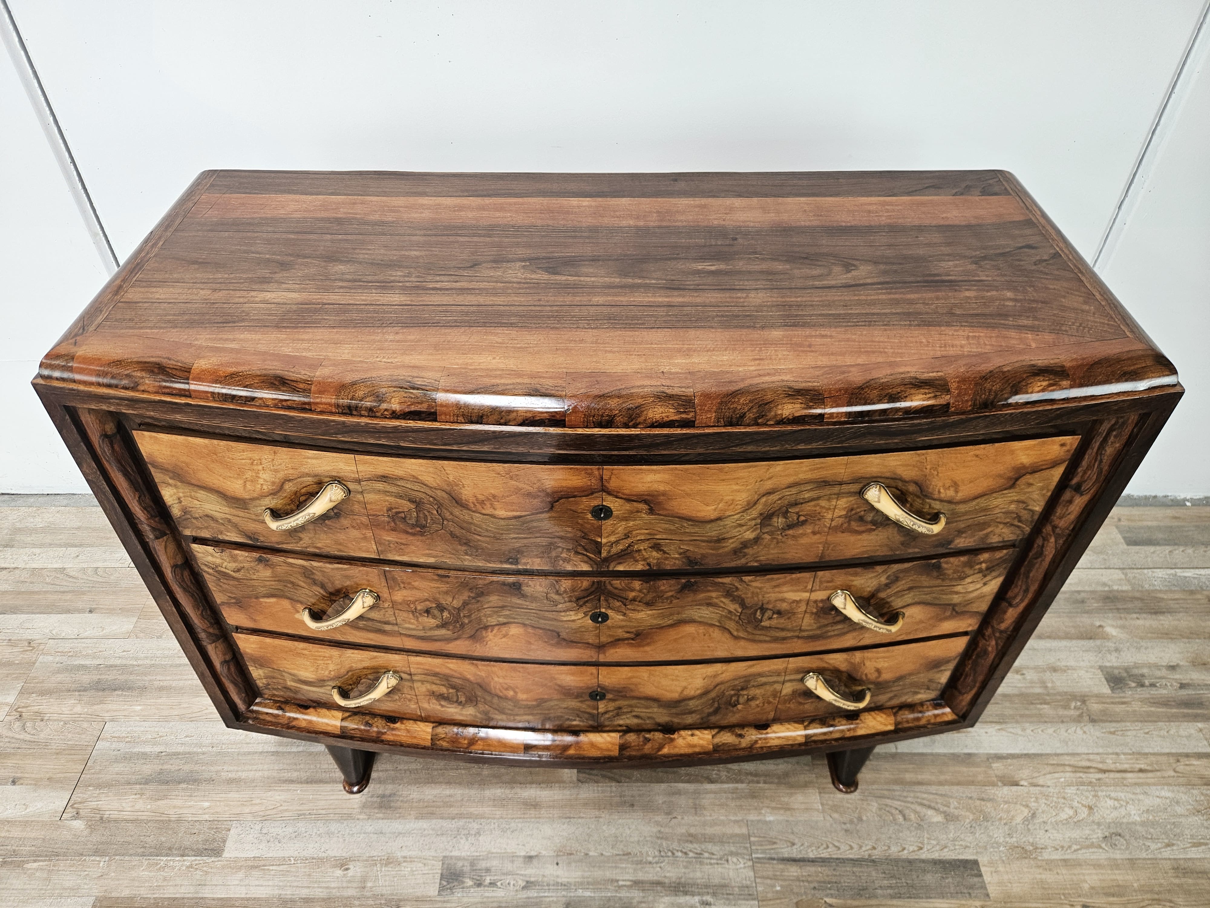 Commode Art Déco toscane des années 1940 en noyer raciné.