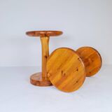 Pair of modern minimalist Scandinavian stools in pine, Sweden, 1970s.