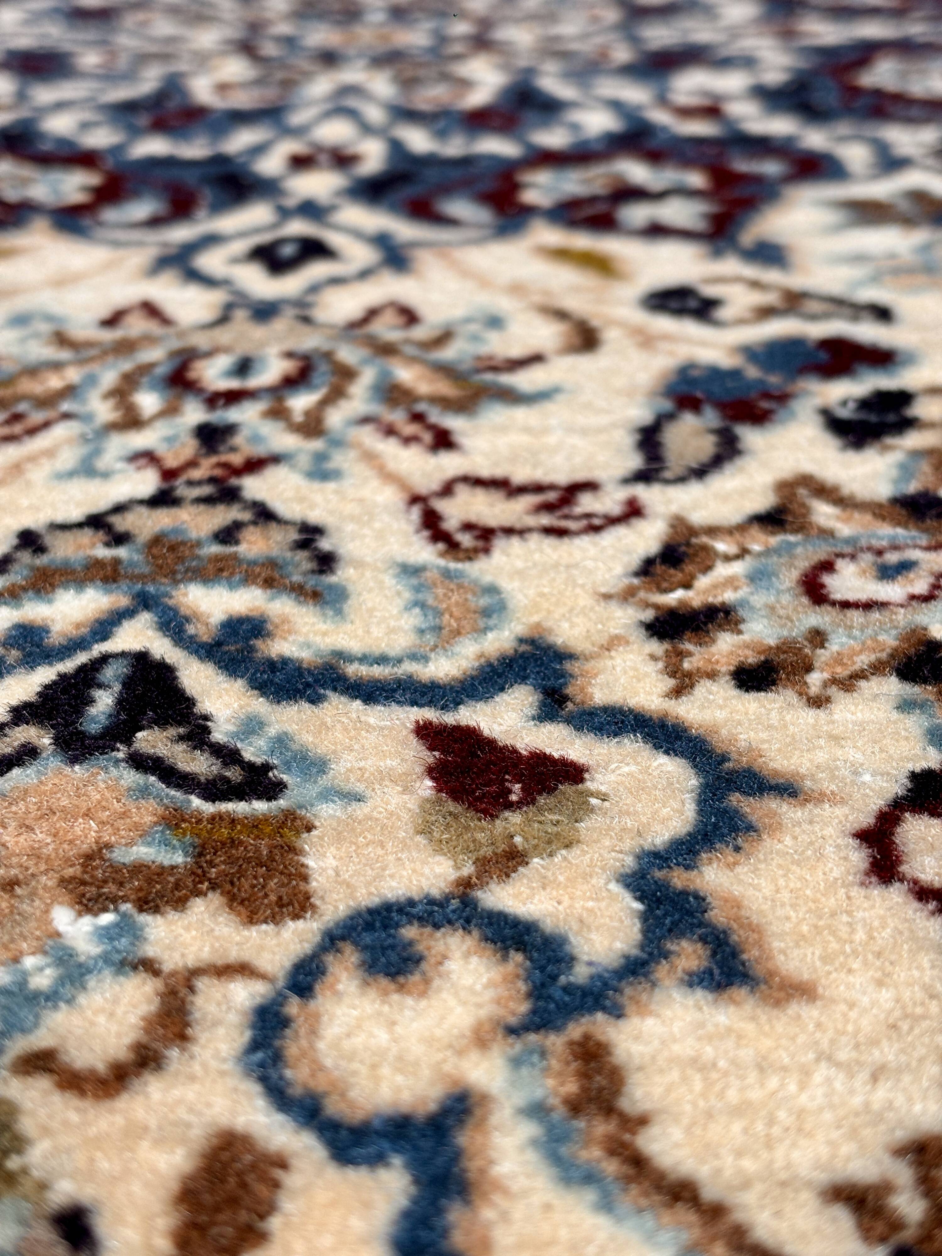 Nain Persian carpet in wool on cotton – 207 x 127 cm