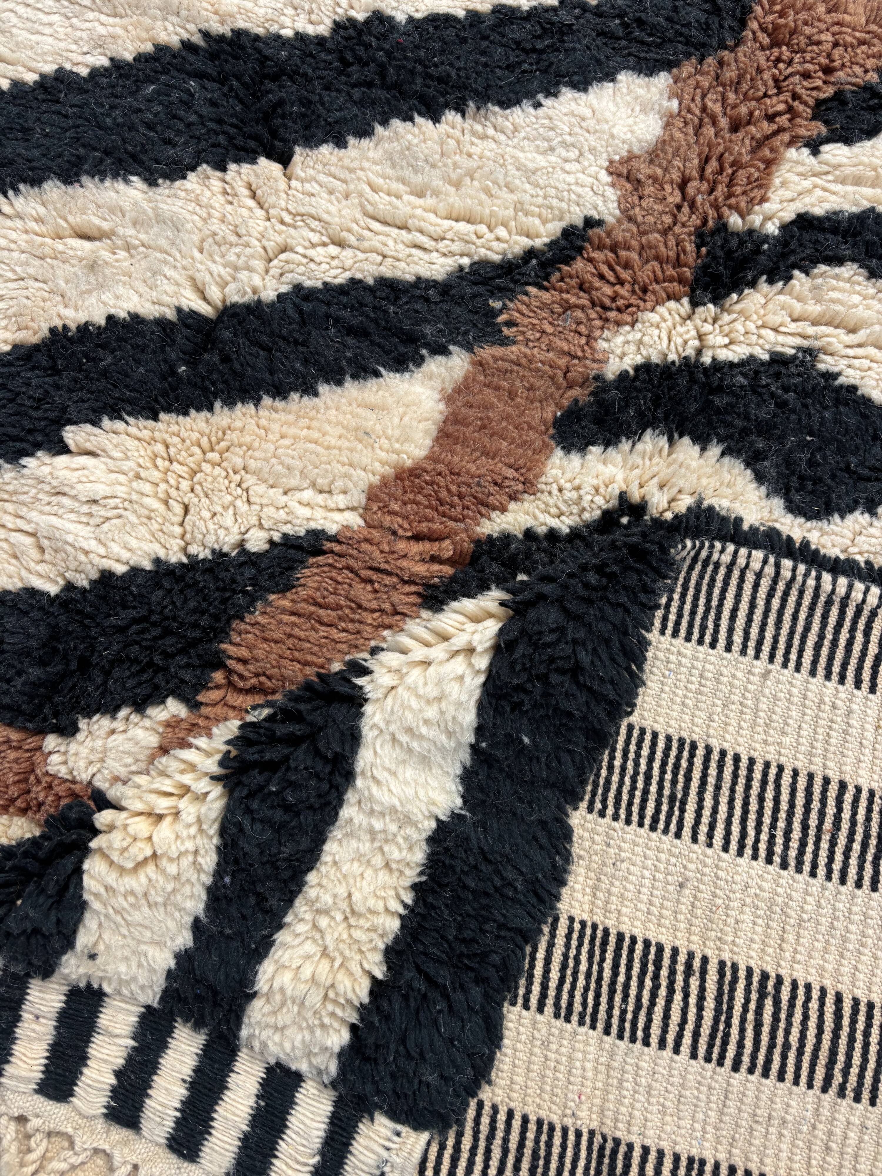 Beni M'rirt Moroccan Rug 200x300 cm – Large Black & Ecru Berber Rug