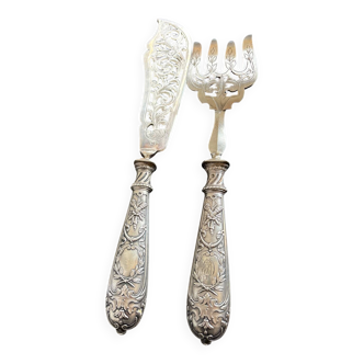 Silver fish service. Antique engraved and guilted cutlery.