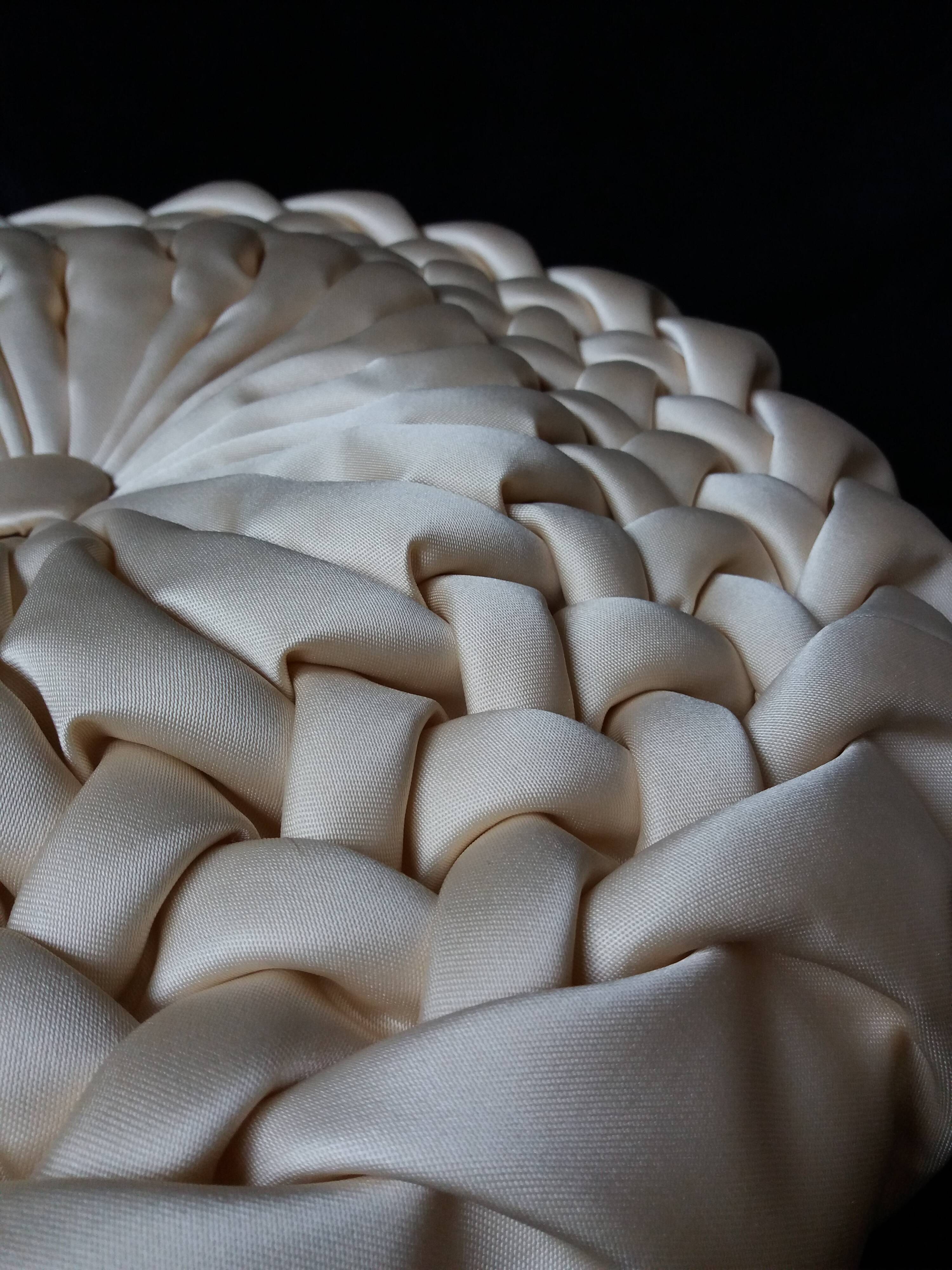 Coussin rond tissu satiné plissé diametre 39 cm