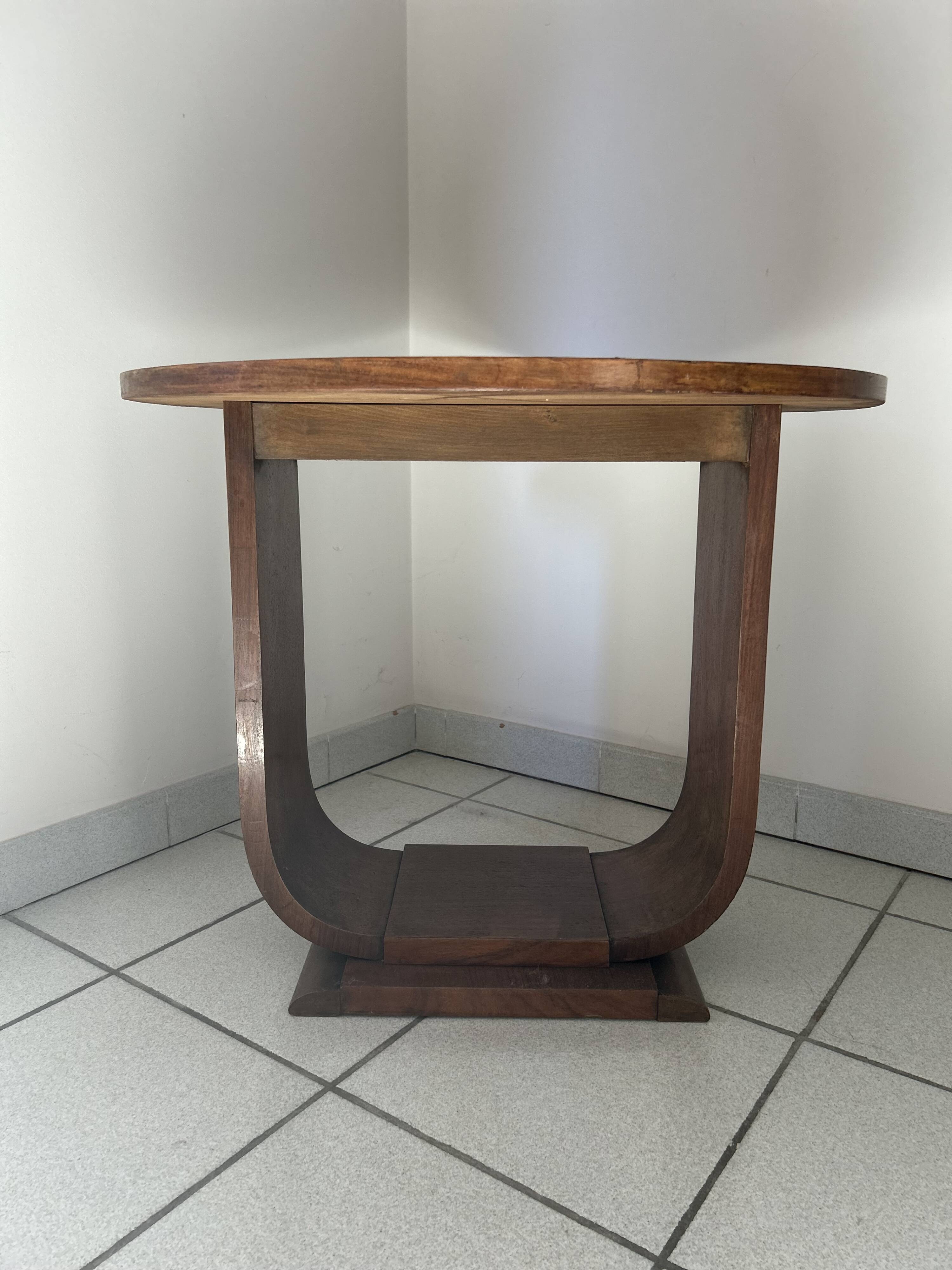 Round coffee table