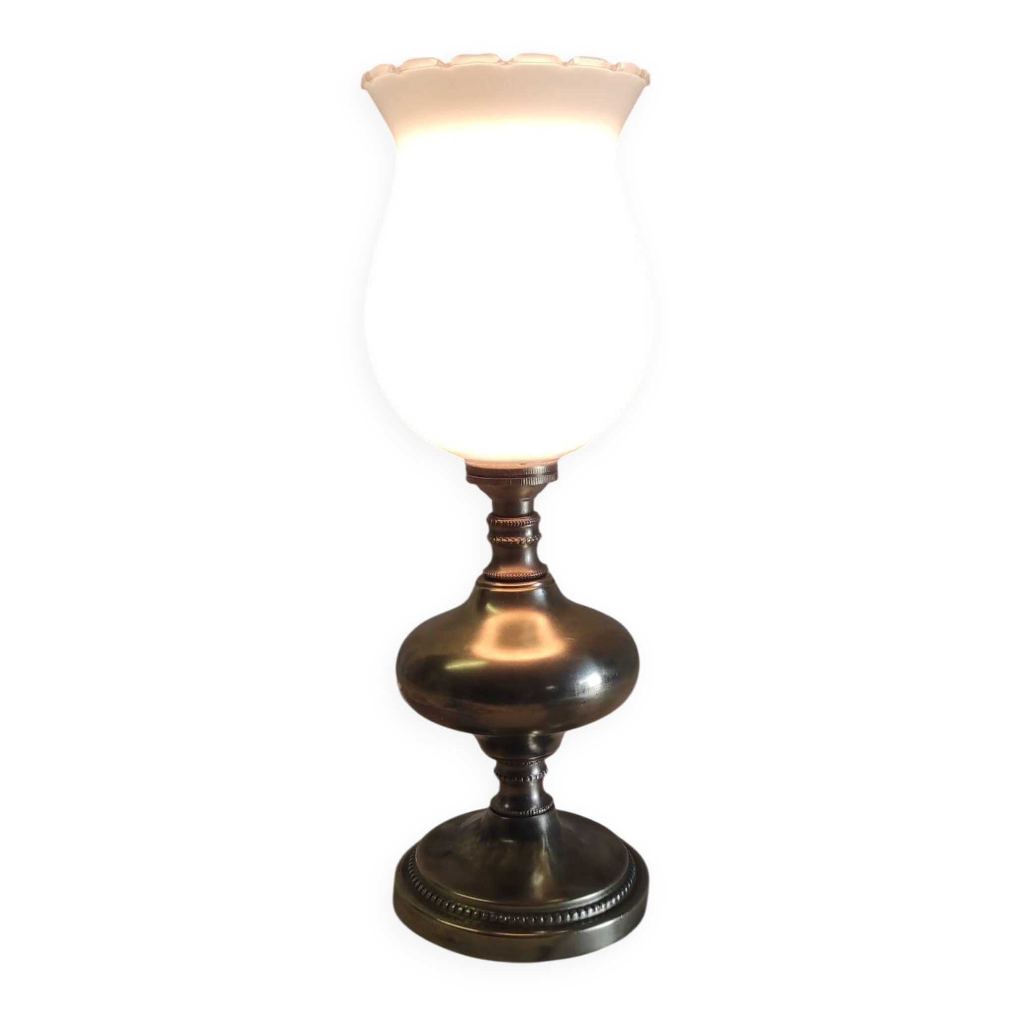 Lampe à poser en laiton doré et globe opaline - mid. XXeme