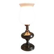 Lampe à poser en laiton doré et globe opaline - mid. XXeme