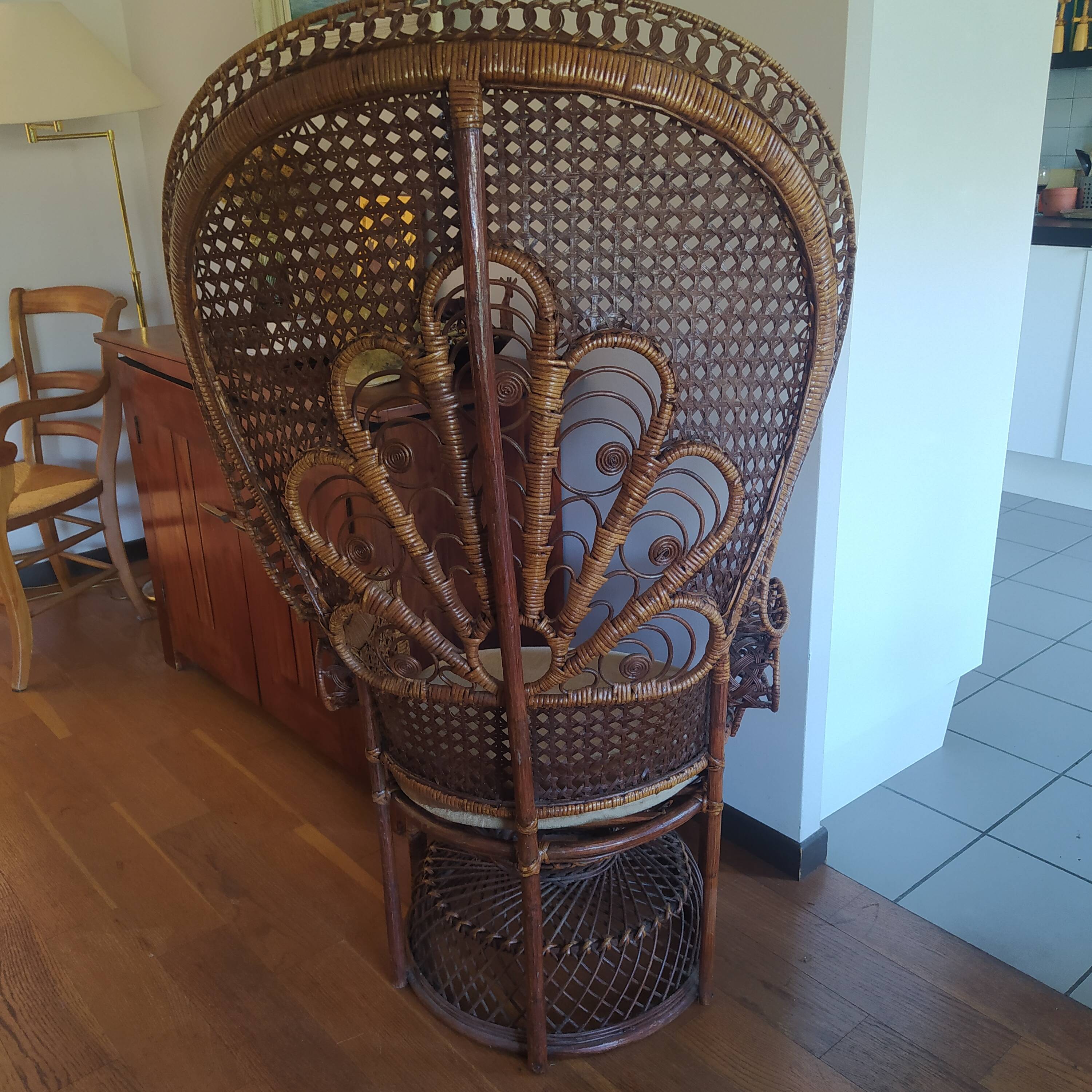 Fauteuil rotin emmanuelle modèle paon 1970