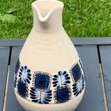 Carafe en grès émaillée avec un joli motif de fleurs bleues vintage et design 1970
