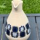 Carafe en grès émaillée avec un joli motif de fleurs bleues vintage et design 1970