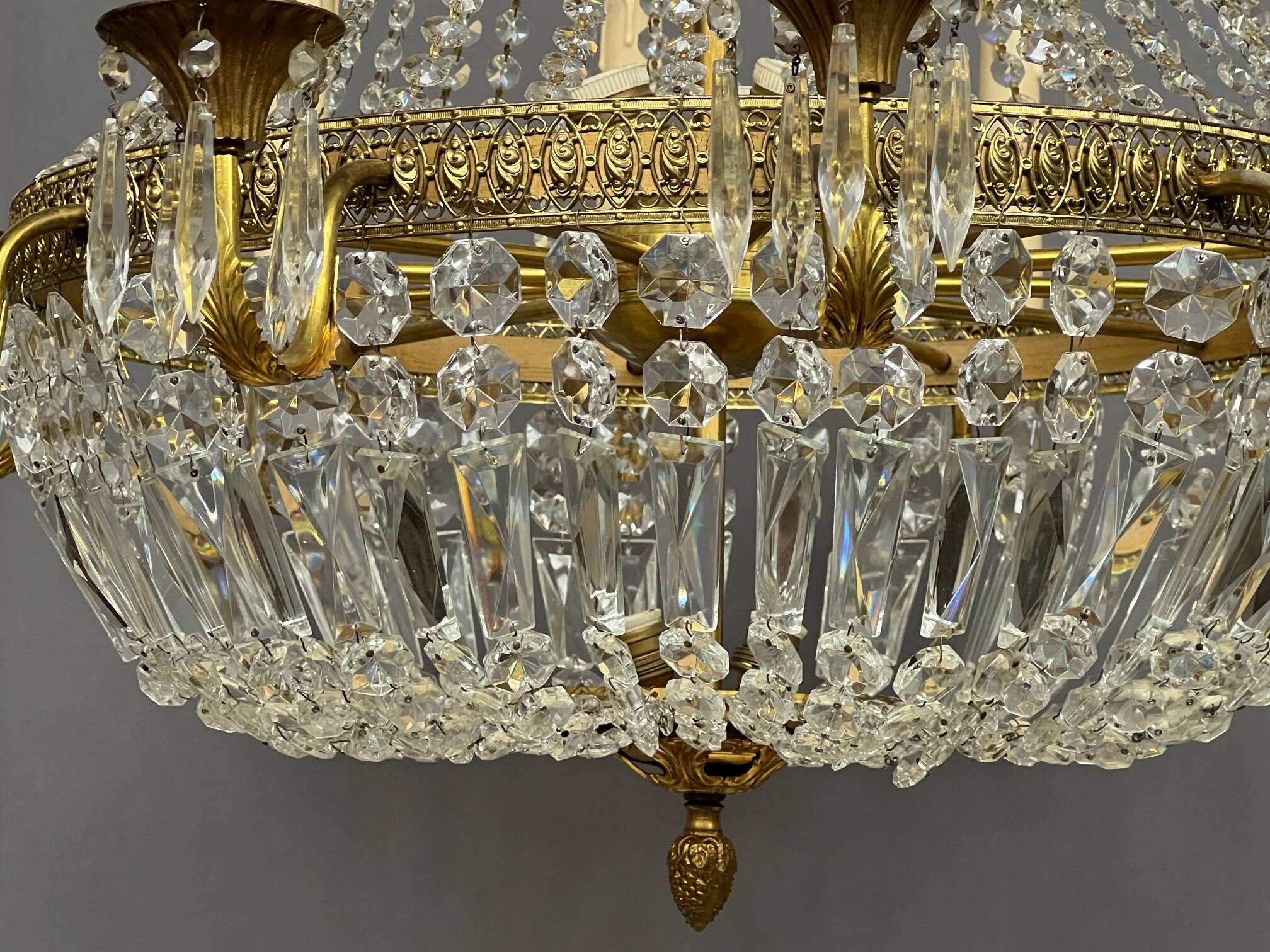 Large crystal chandelier. 17 light points.