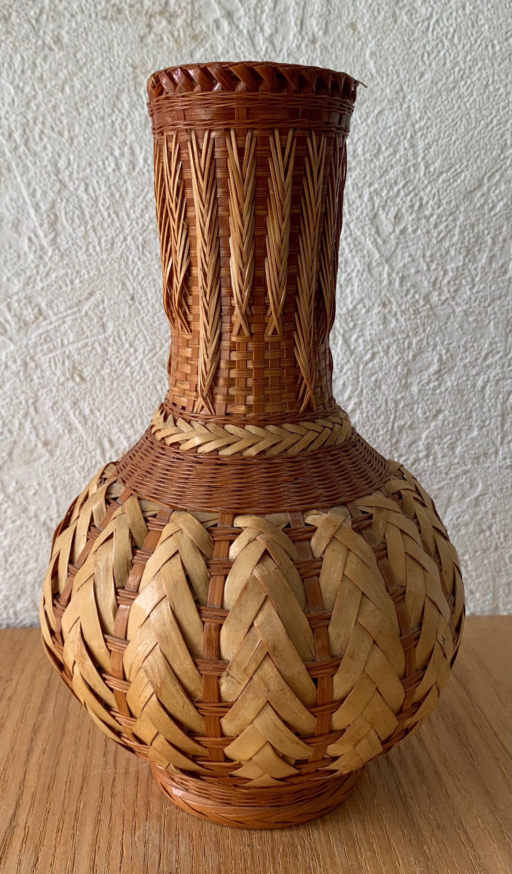Vase braided natural fibers