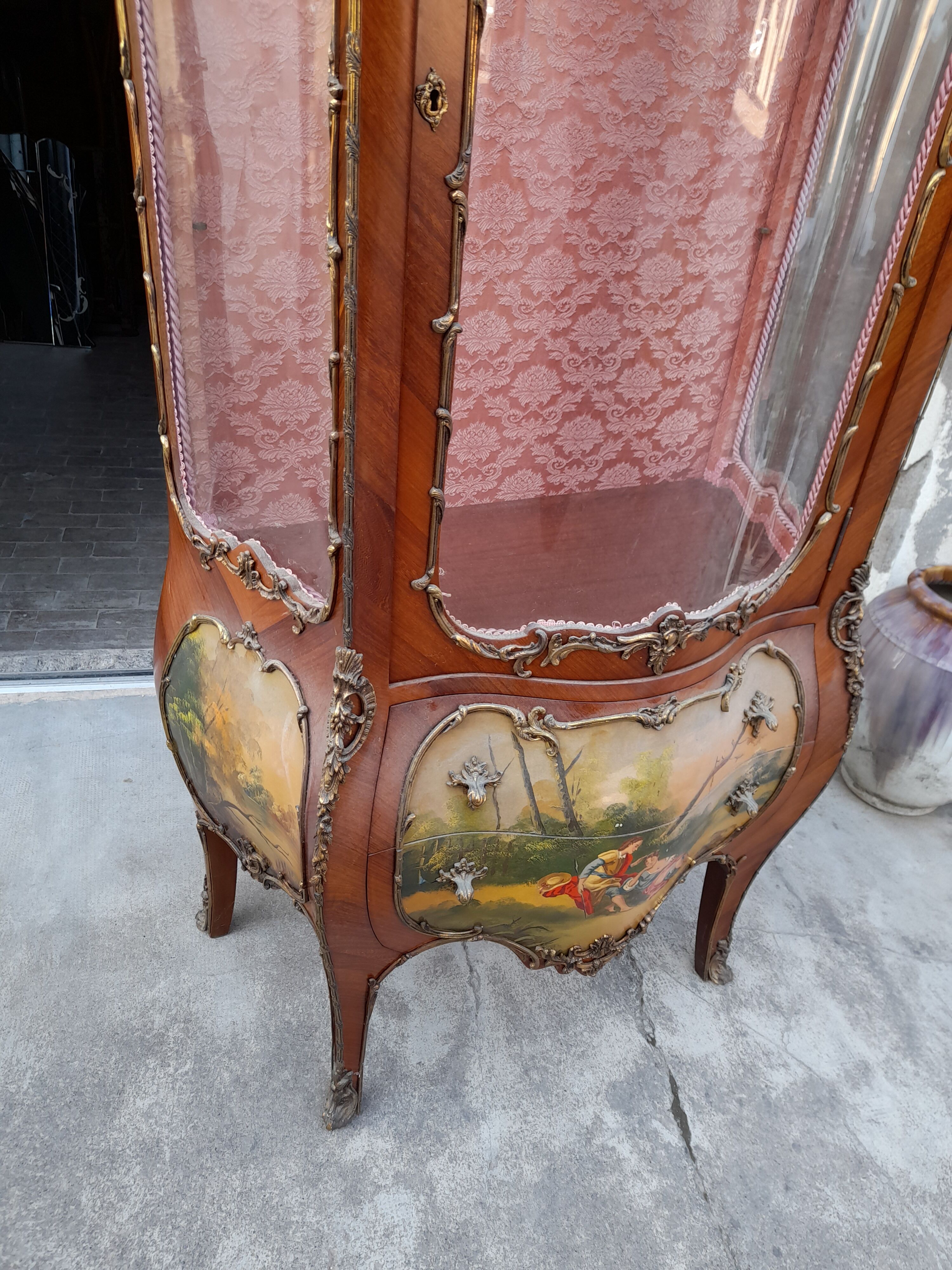 Vitrine Louis XV galbée en marqueterie et vernis Martin