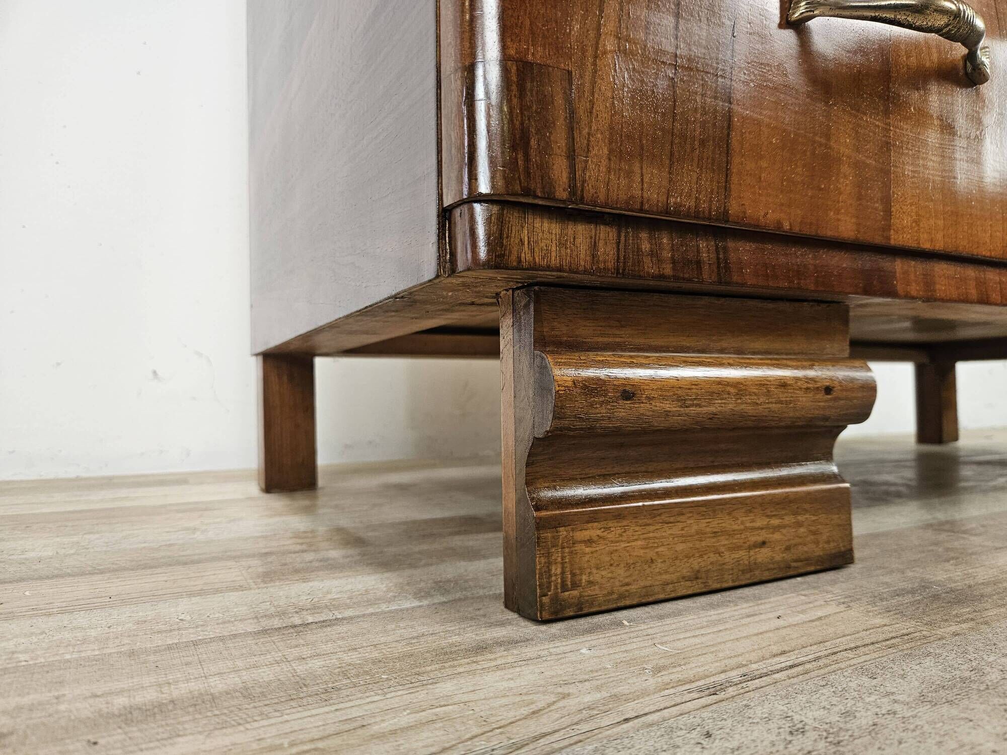 Commode en noyer Art Déco des années 1940 – 5 tiroirs