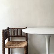 Chaise paillée d'angle "coin de feu" en bois tourné et perlé