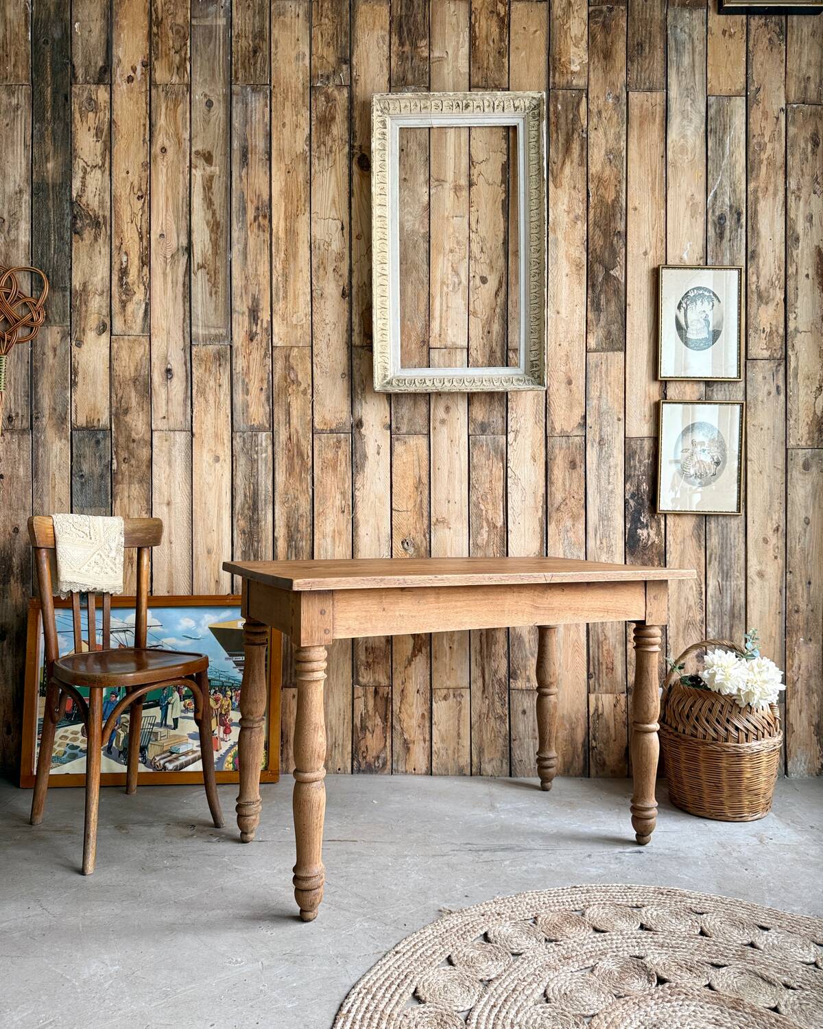 Table with turned legs in solid oak (renovated)