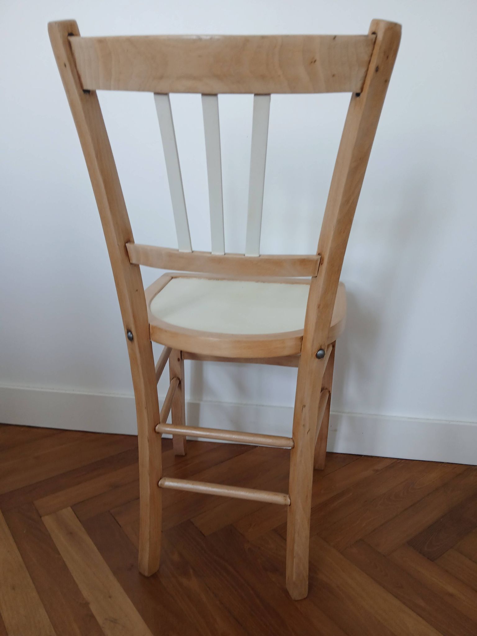 Chaise bois relookée beige porcelaine