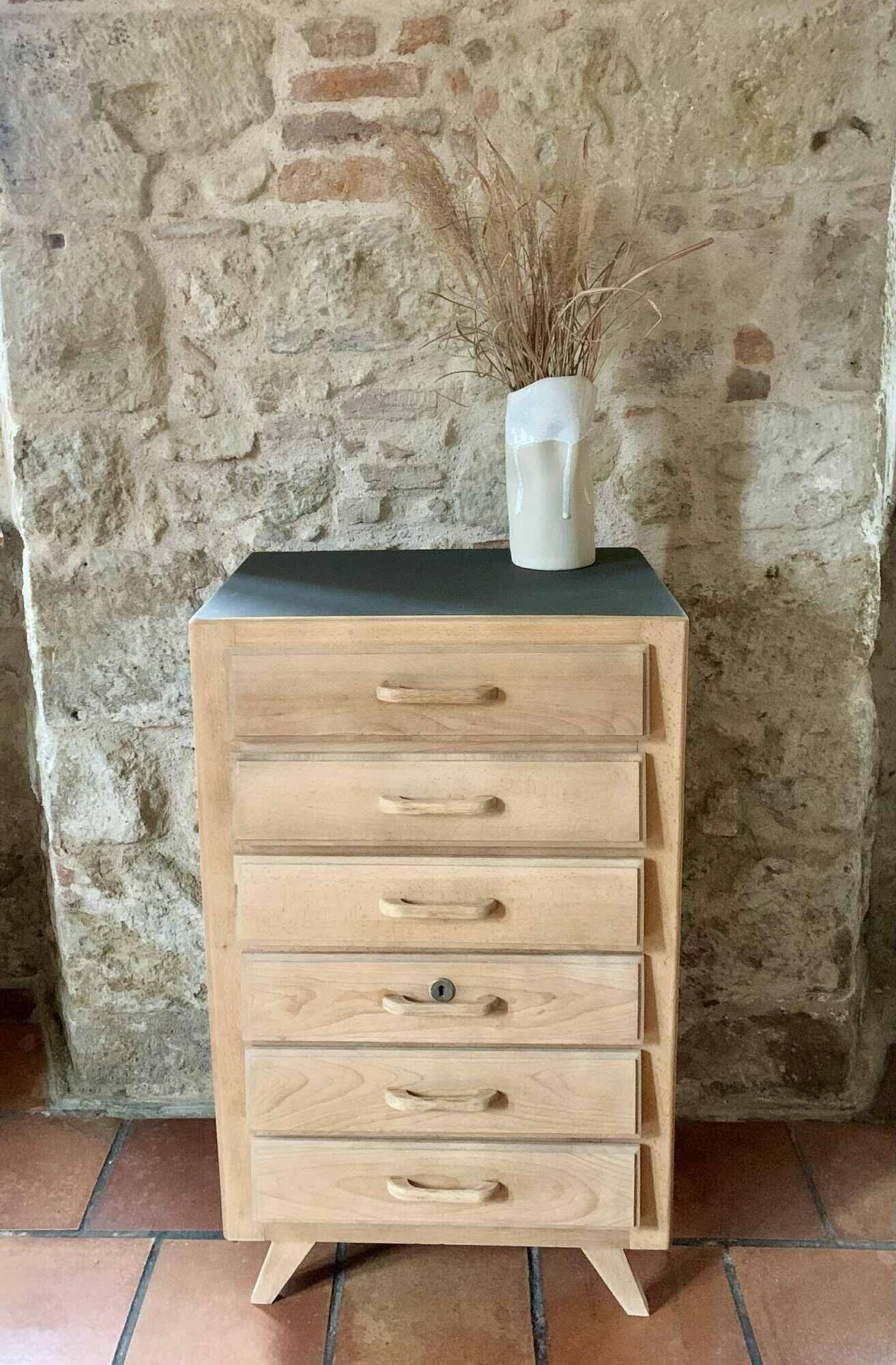 Chest of drawers with 6 drawers in matte cast iron colour.