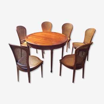 Table ronde avec ces 6 chaises en cannage