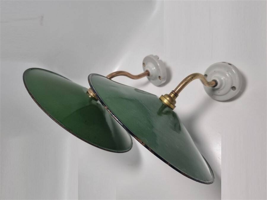Paire d'appliques en tôle émaillée verte
