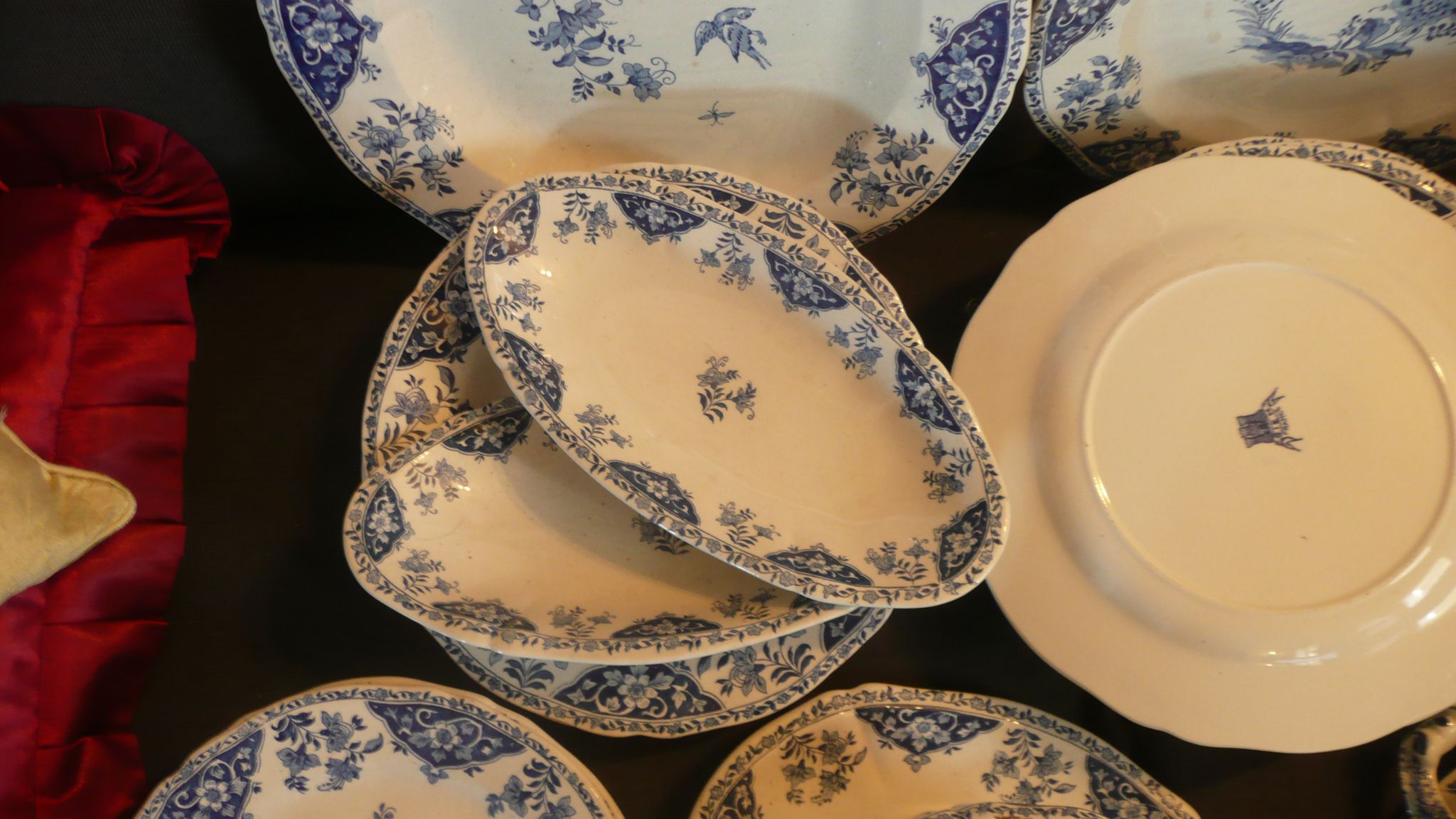 Service en faience de GIEN bleu camaieu dauphin