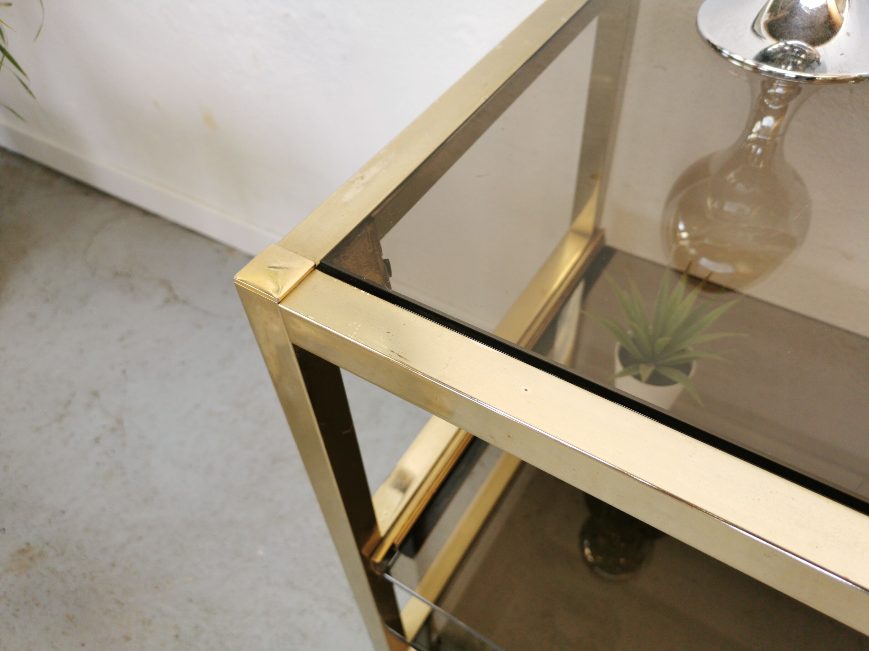 Serving table in brass and glass