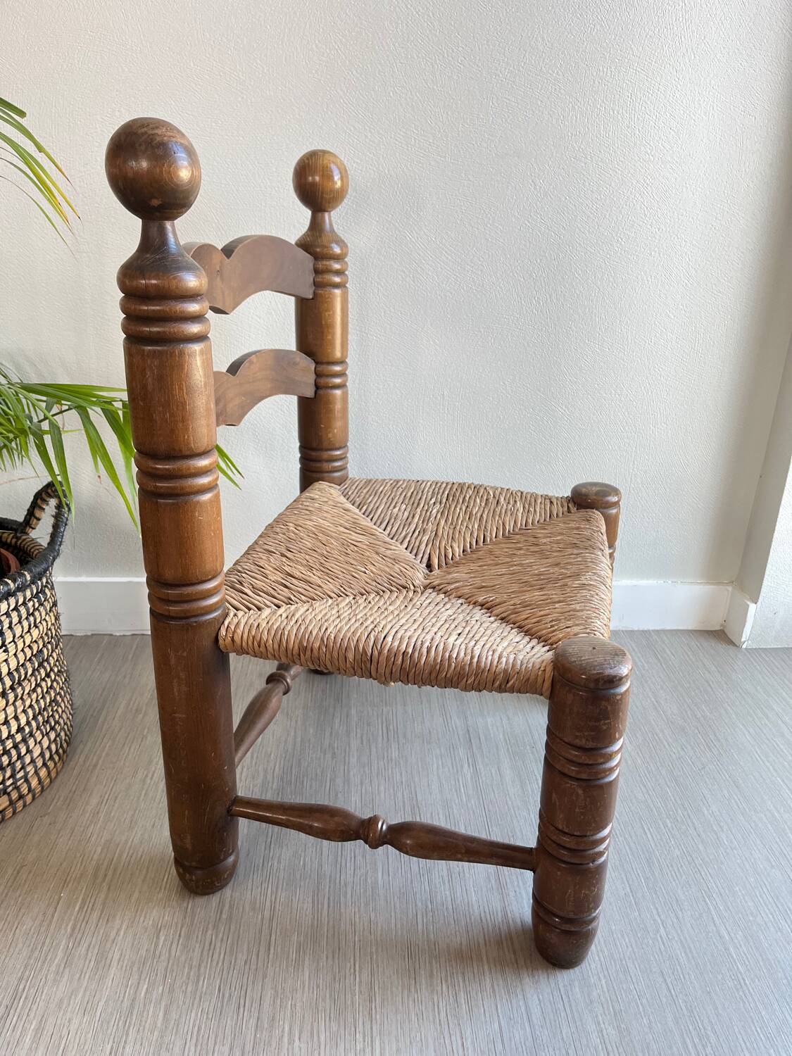 Chaise paille / bois dlg de Clarles Dudouyt