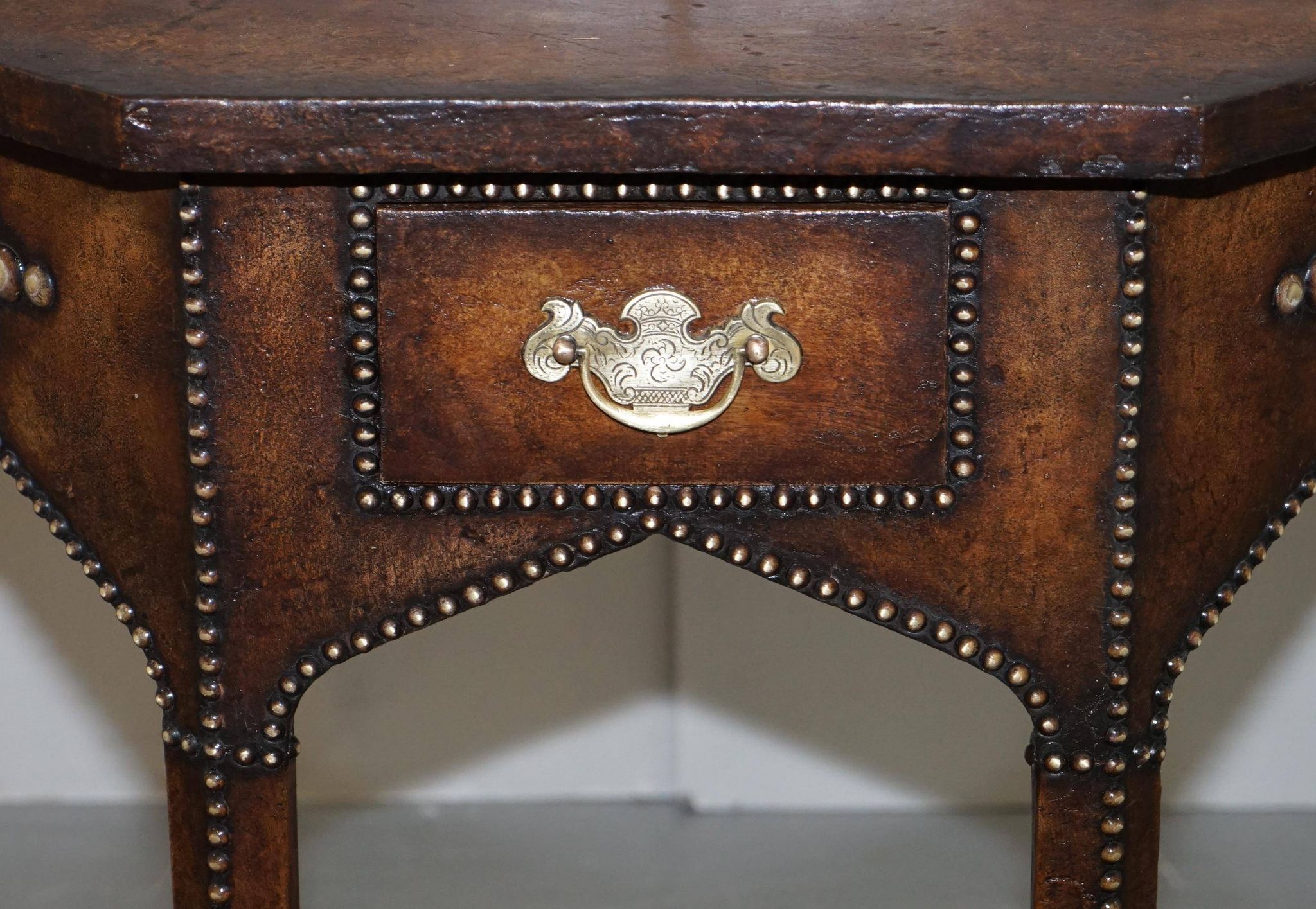 Table Console Antique en Cuir Clouté Style Gothique Pugin Restaurée