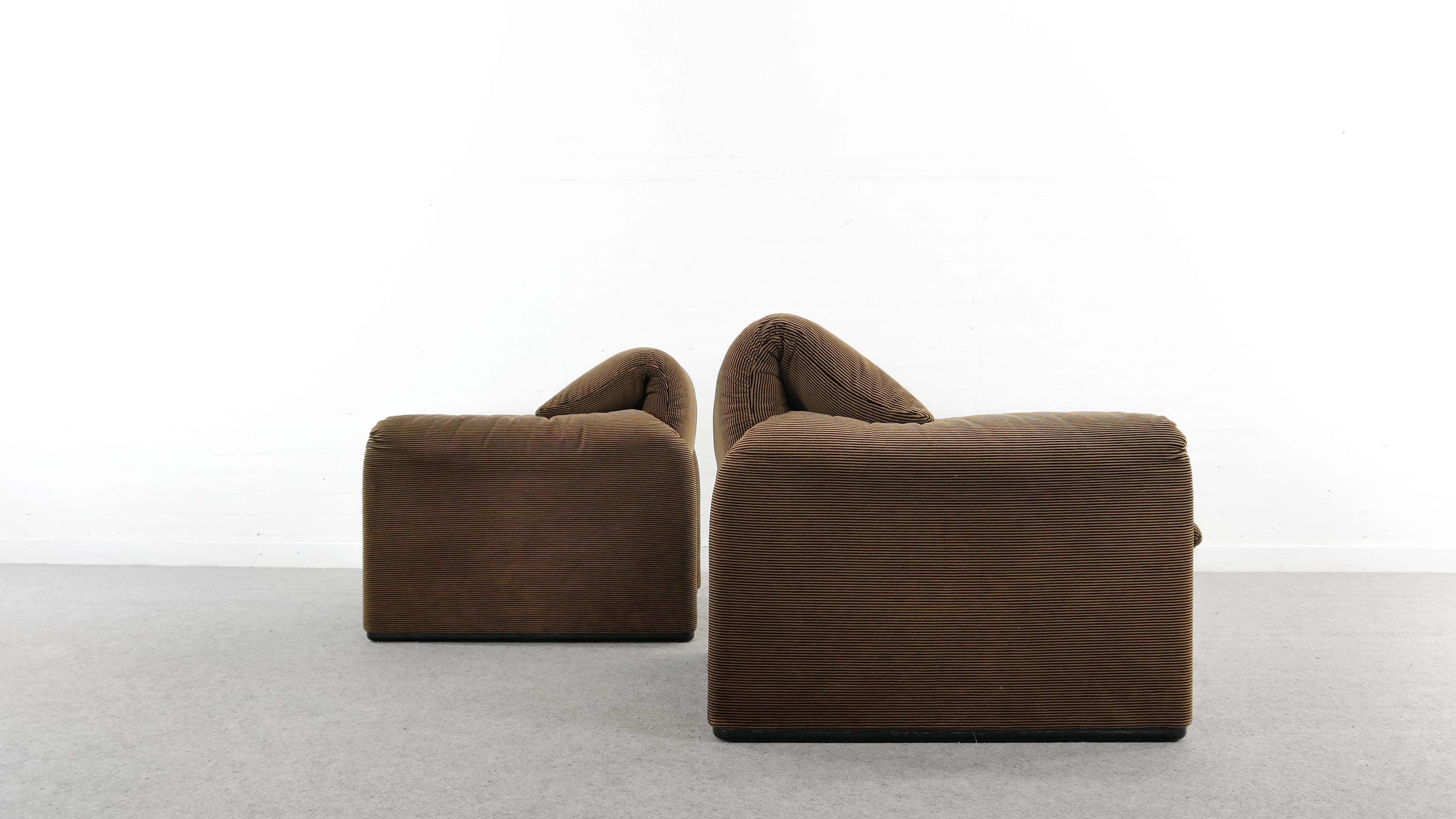 Pair of Maralunga Lounge Chairs by Vico Magistretti for Cassina, Italy
