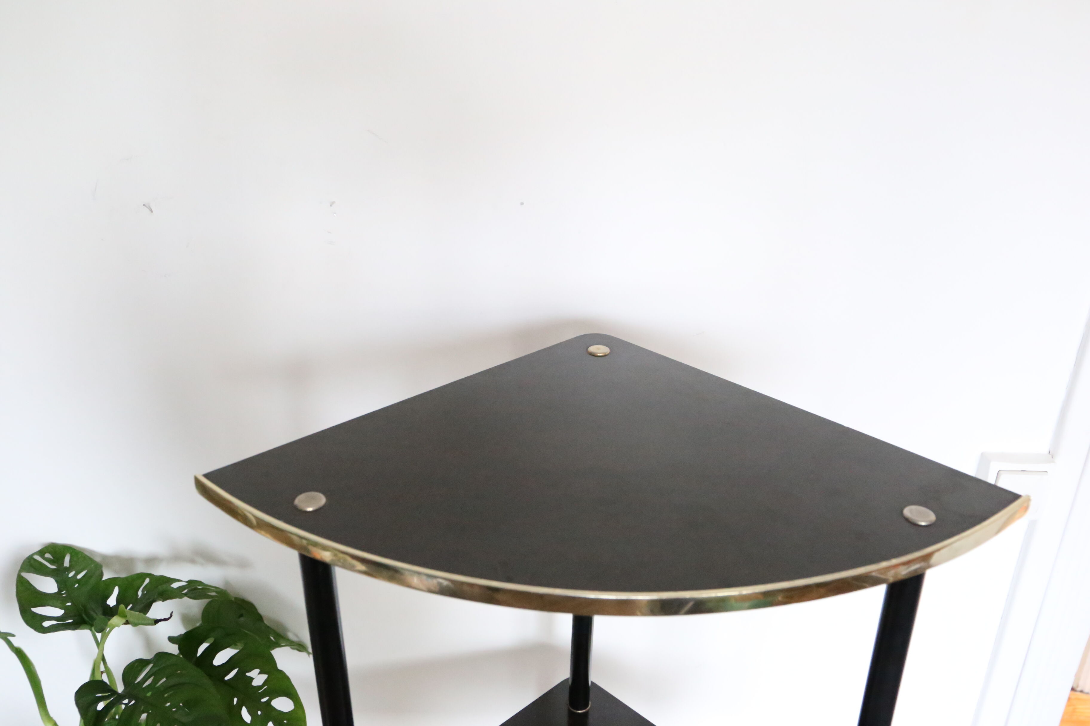 Angle shelf in formica