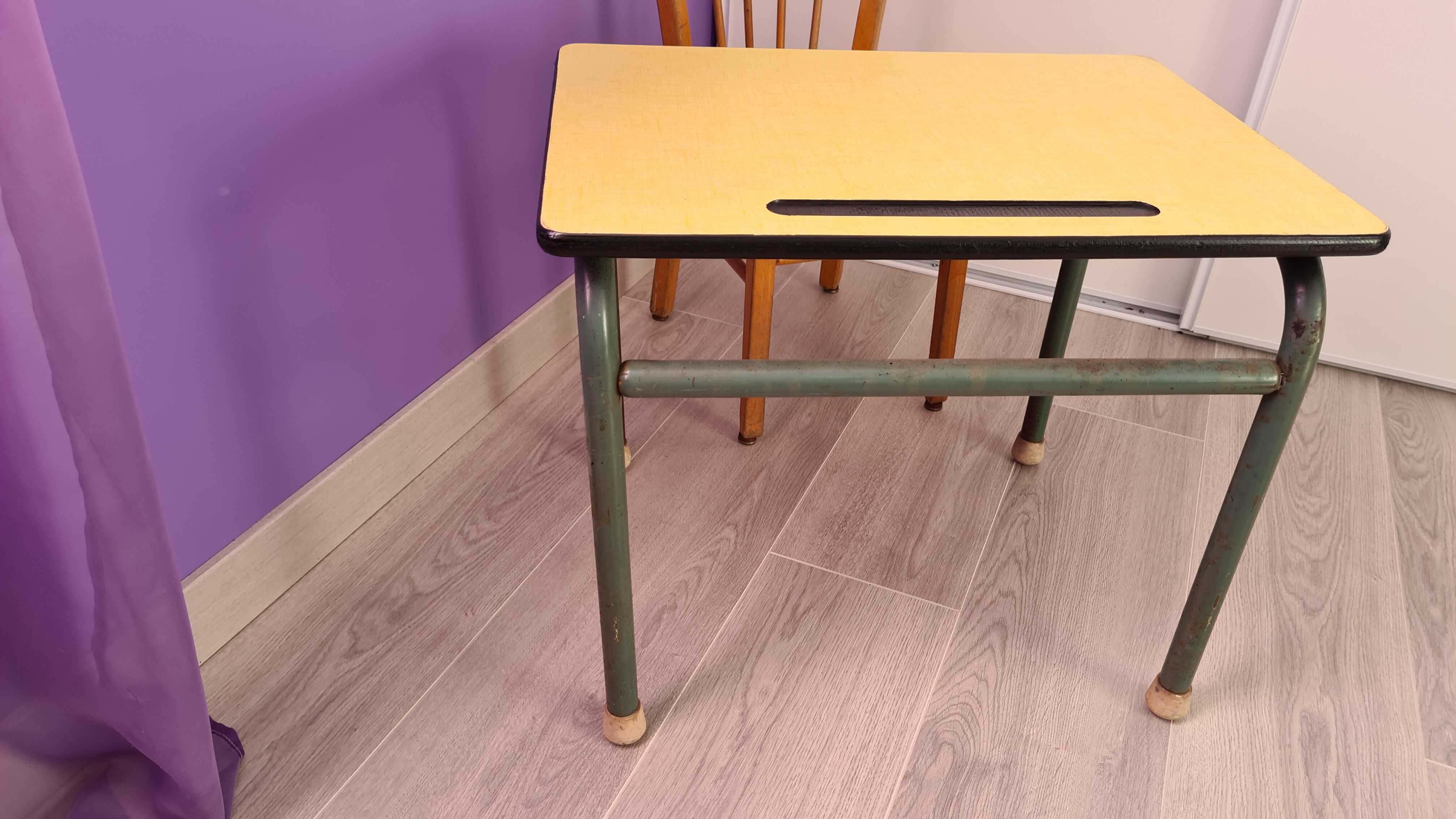 Ancien bureau d'écolier en formica jaune