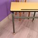 Ancien bureau d'écolier en formica jaune