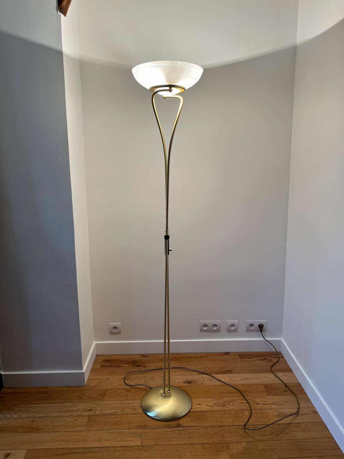 Vintage Italian floor lamp from 1983 in gilded brass and opaline glass – halogen