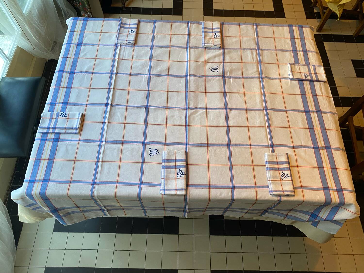 Embroidered checkered tablecloth with its 6 embroidered napkins
