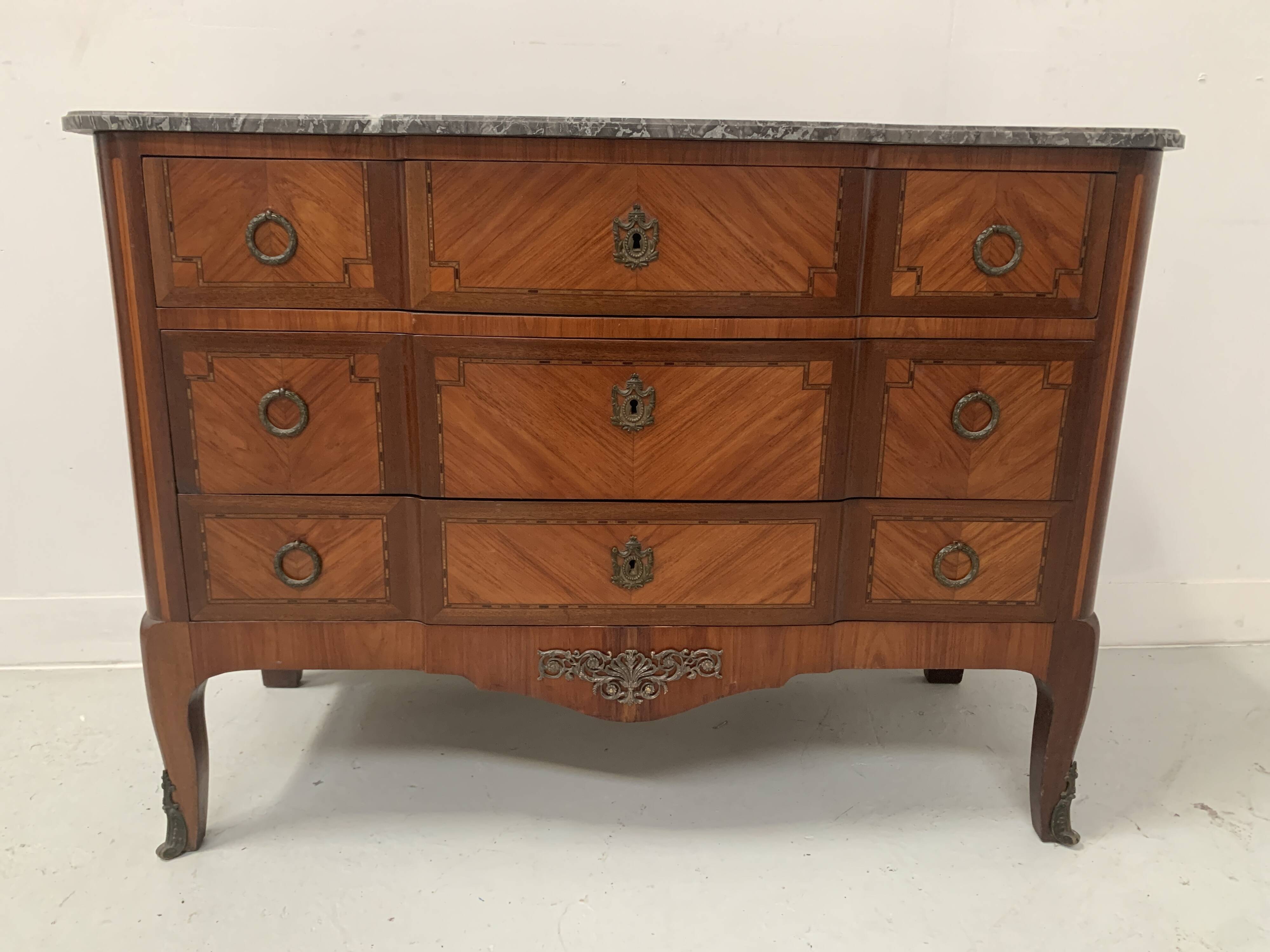 Transition style chest of drawers in mahogany and rosewood, 20th century
