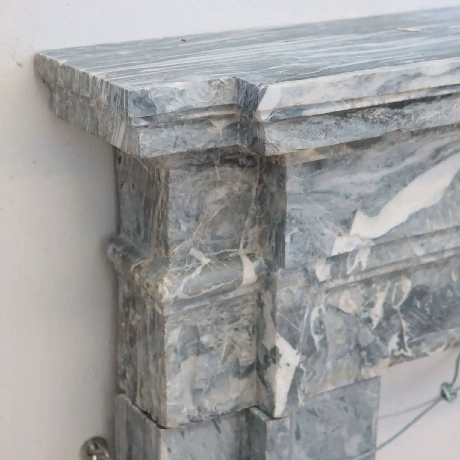 Neoclassical Tuscan fireplace in marble, Italy, 18th century.