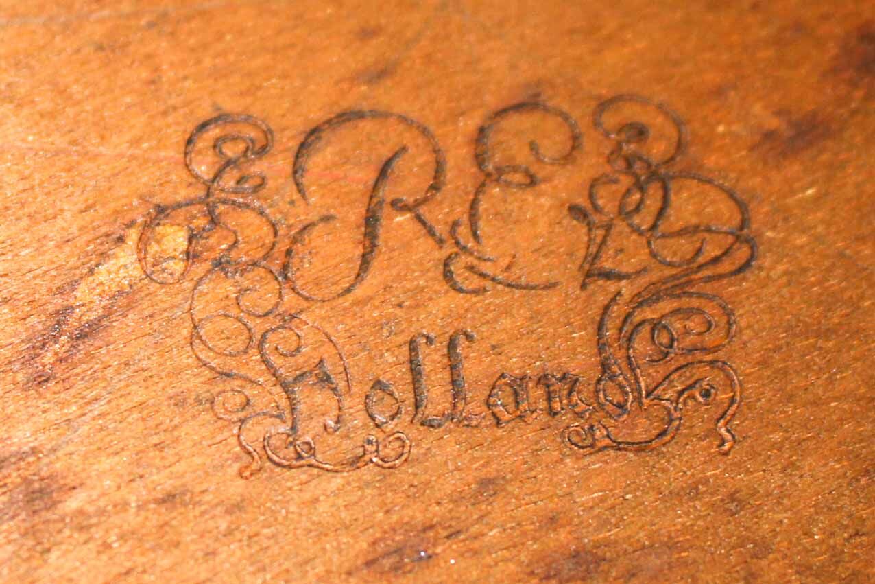 Coffee table in Baroque style, mid century, with claw foot legs, burl wood scalloped top