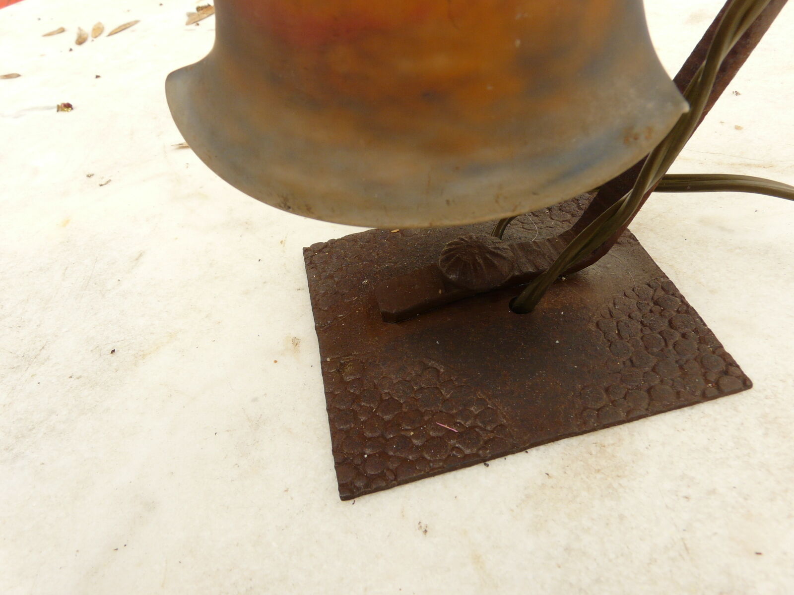 Art Deco lamp in glass paste and wrought iron with leaves