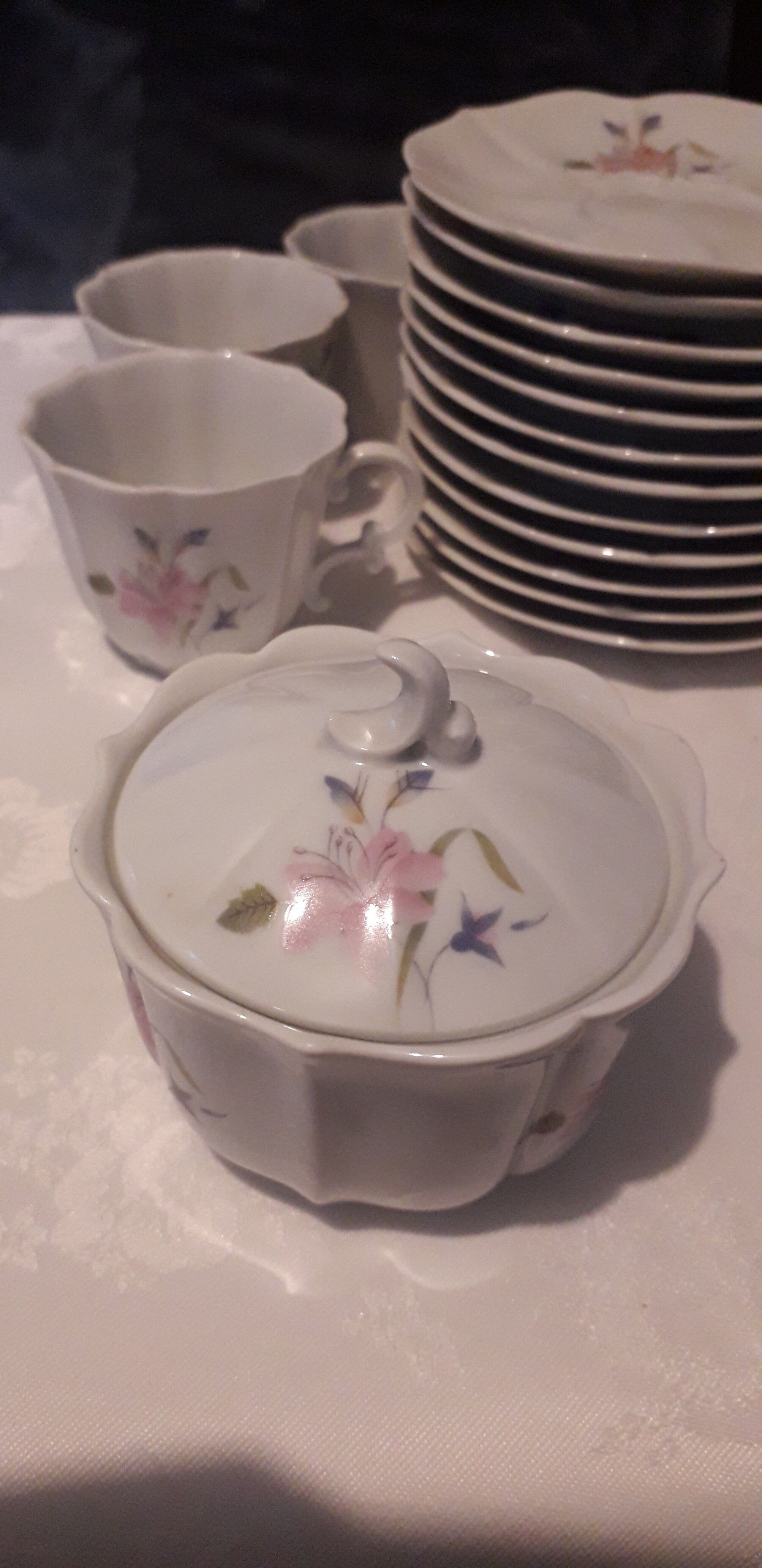 Coffee service: 12 cups and saucers + sugar in fine Limoges porcelain