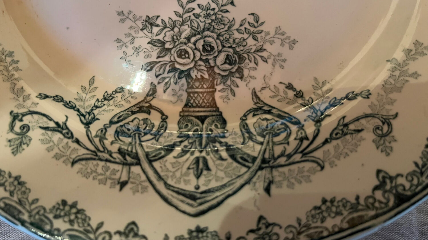 Iron earth stand cup