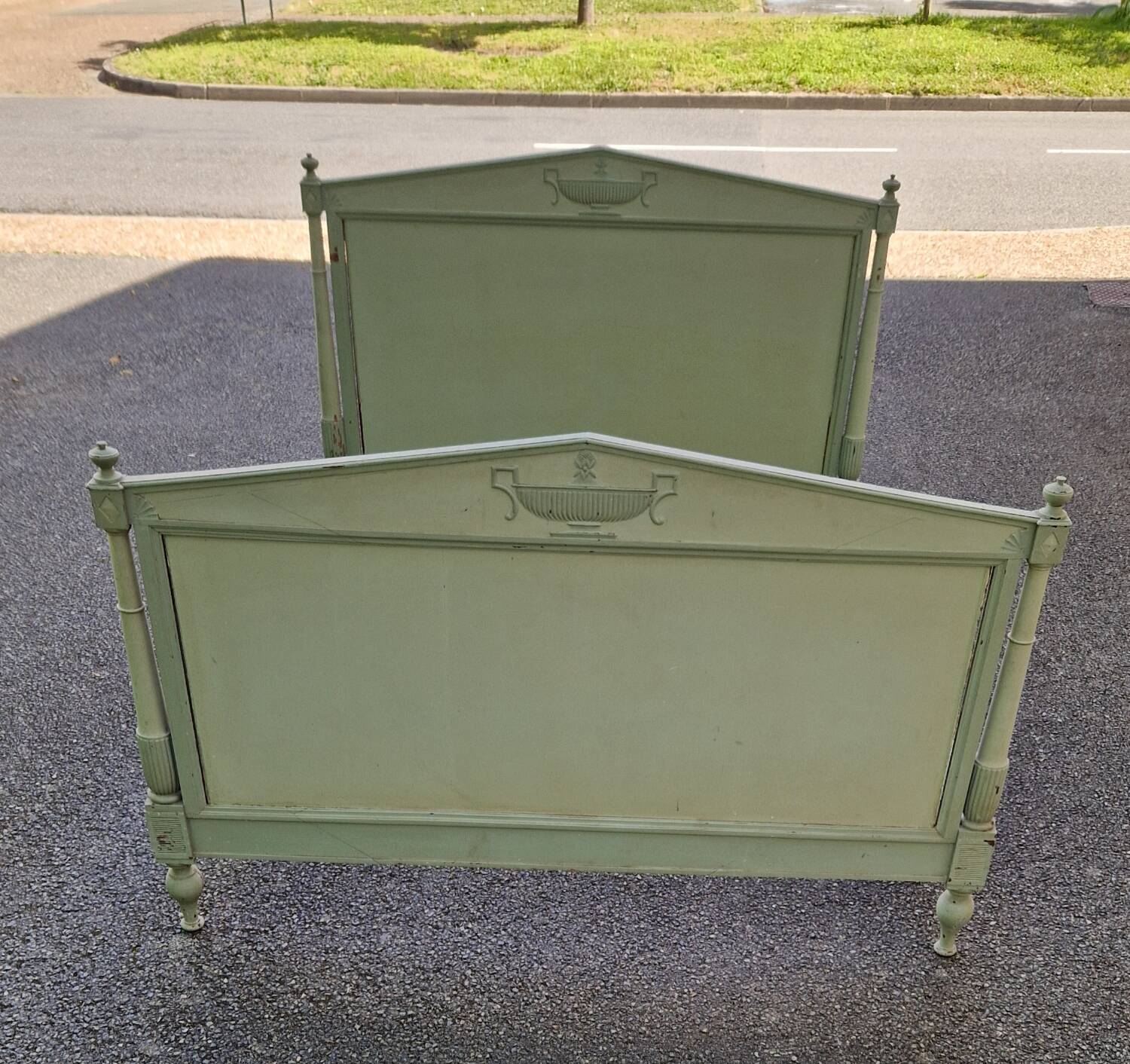 Lacquered Directory bed