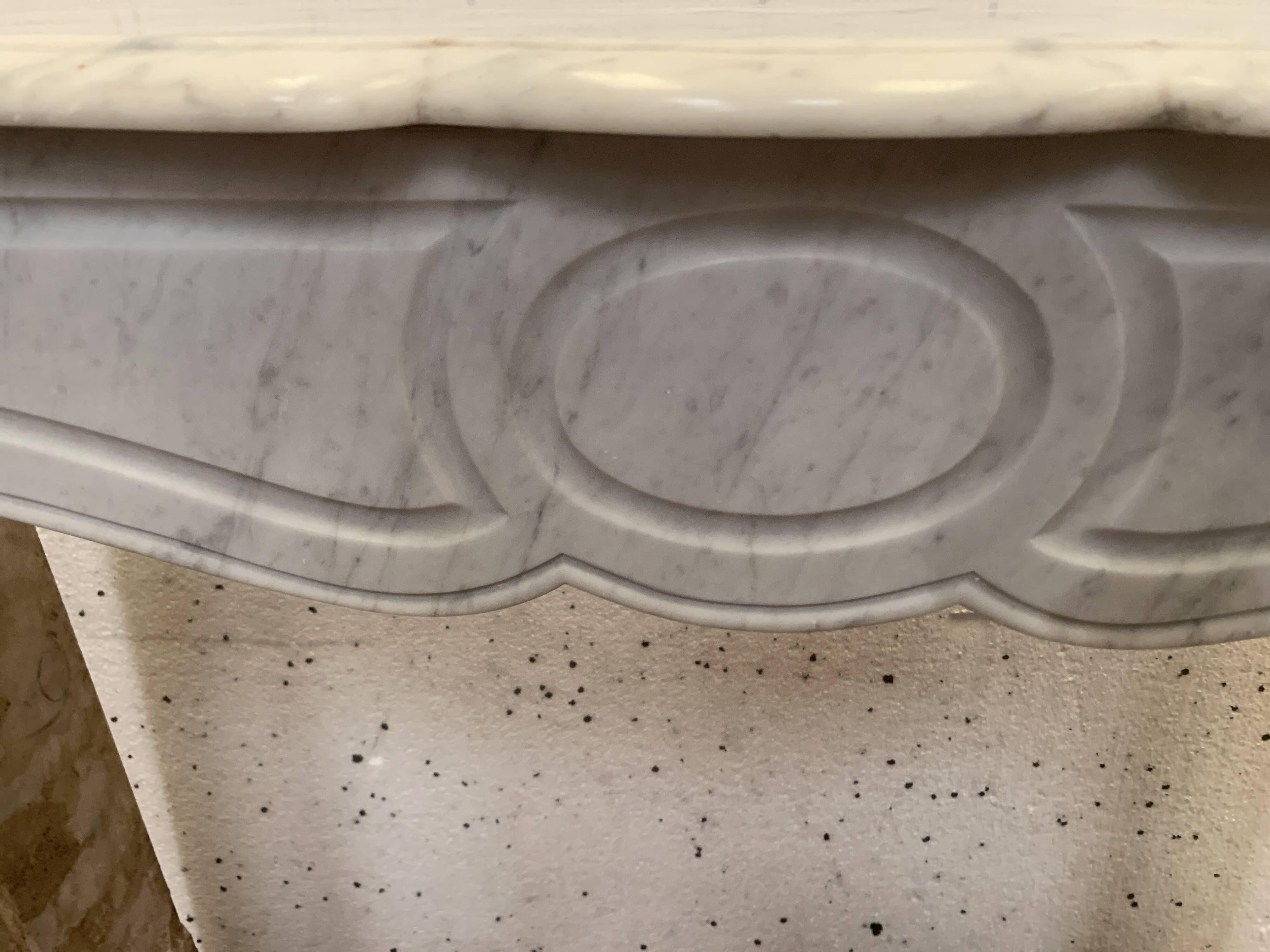 Cheminée de style Louis XV Model Pompadour Marbre blanc de Carrare XX siècle